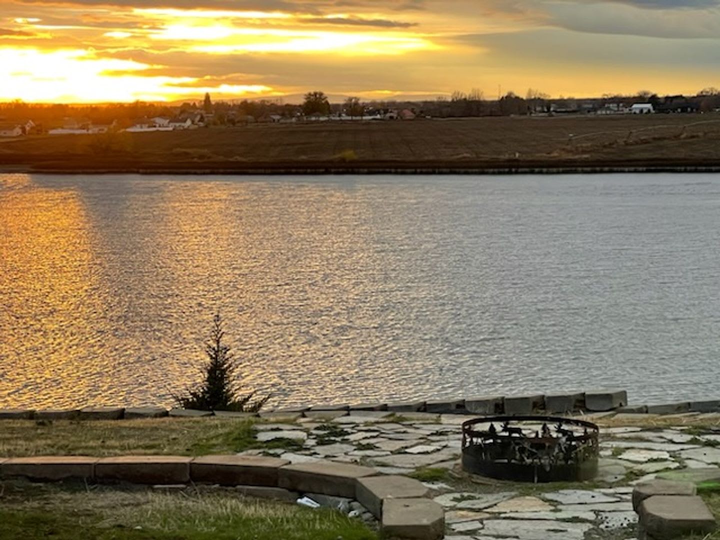Waterfront! Sunset views! 3 bdrms! Attached garage! Private driveway! – photo 1