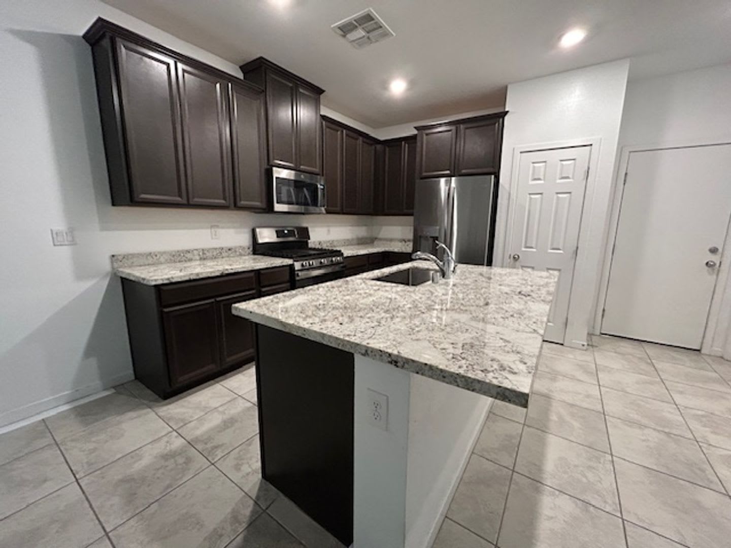 3 bedroom townhome in Henderston gated community – photo 2
