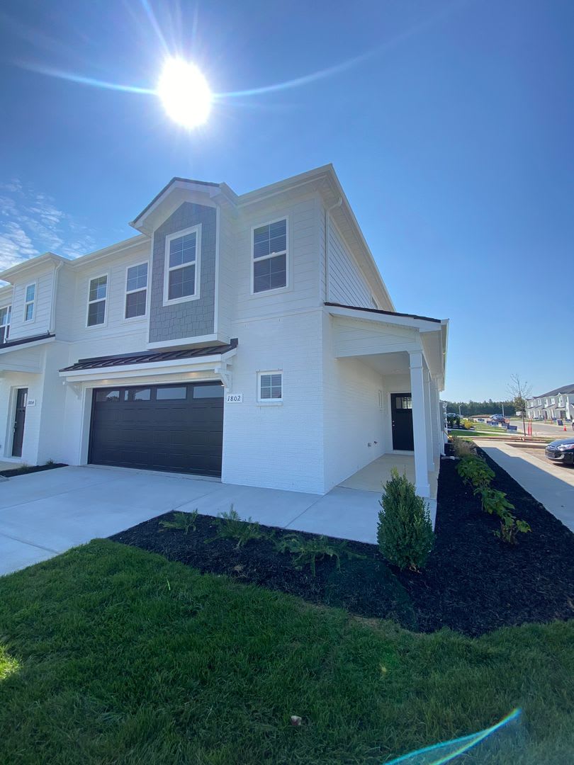 Like New Luxury Townhome! 3 BR, 2.5 BA, 2 Car Garage, Pool, Dog Park, and More! – photo 3