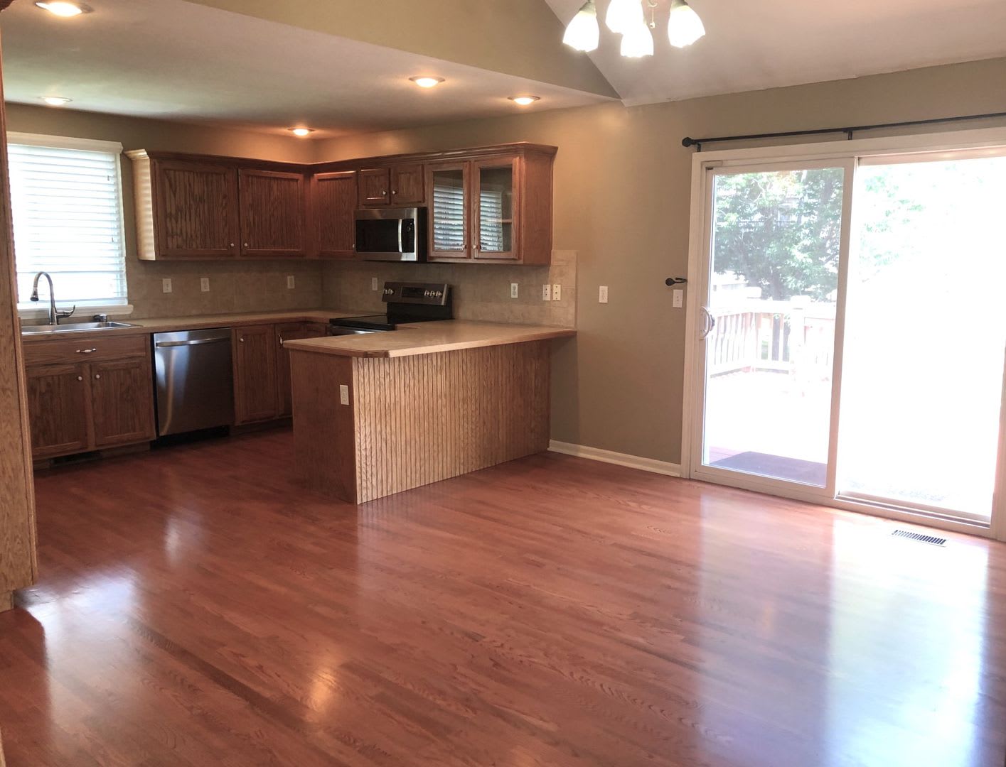 4 Bed, 3 Bath with Fenced Backyard!! – photo 3