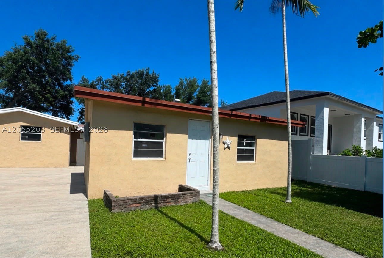 217 NW 14th Ct – photo 1