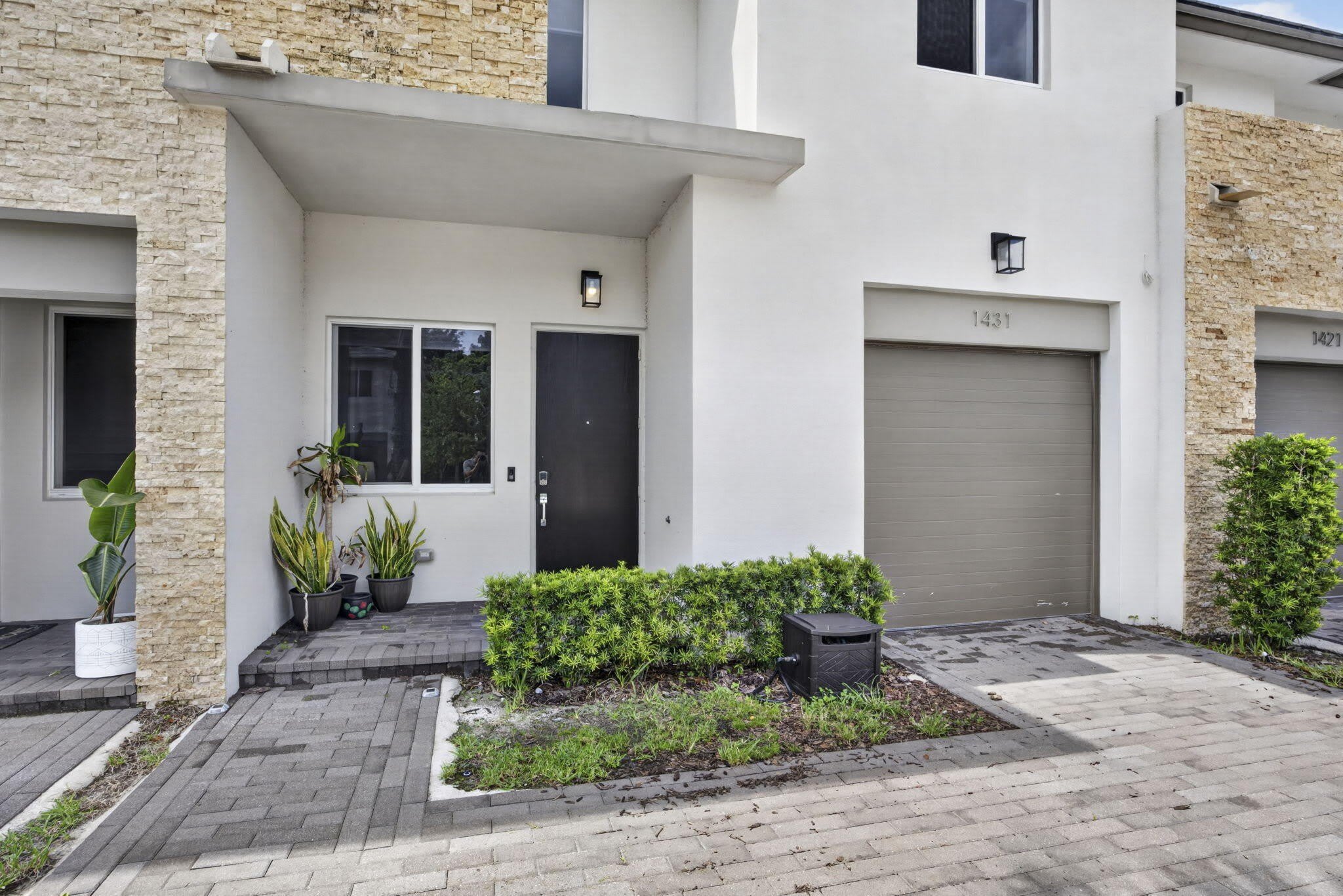 1431 PIONEER Way – photo 2