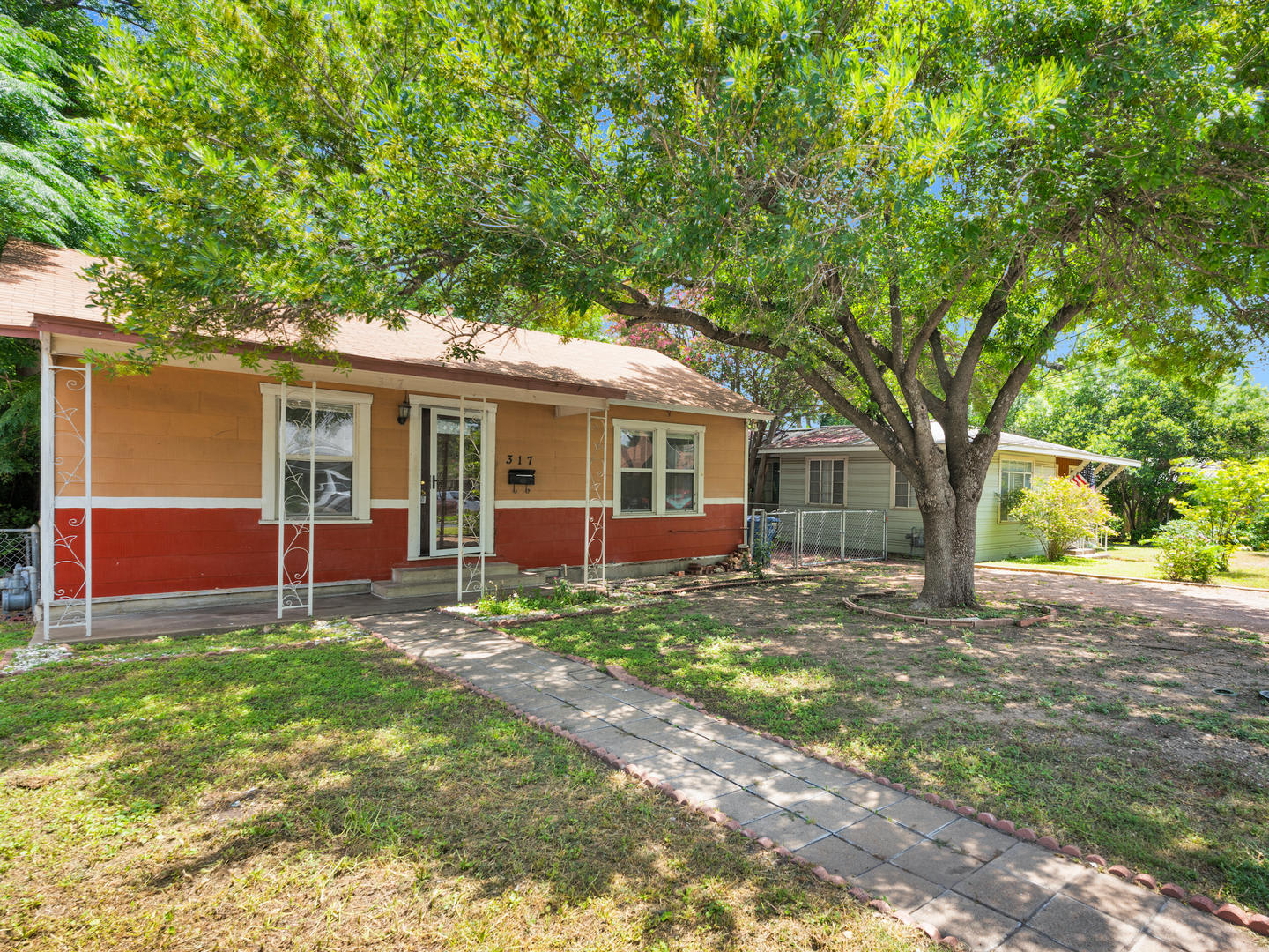 Cozy 2 Bedroom Home in Downtown San Antonio! – photo 1