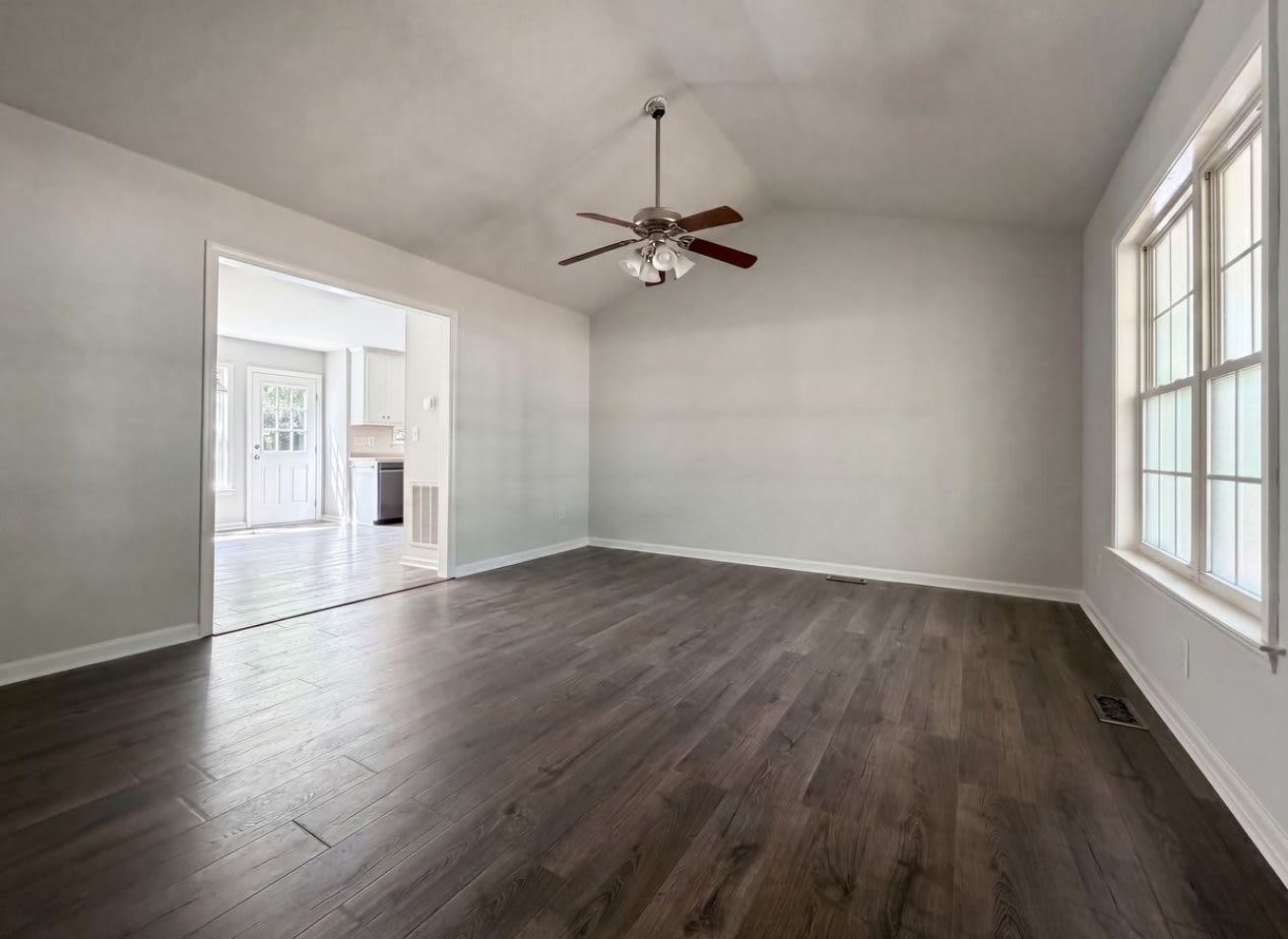 576 Sunray Dr – photo 3