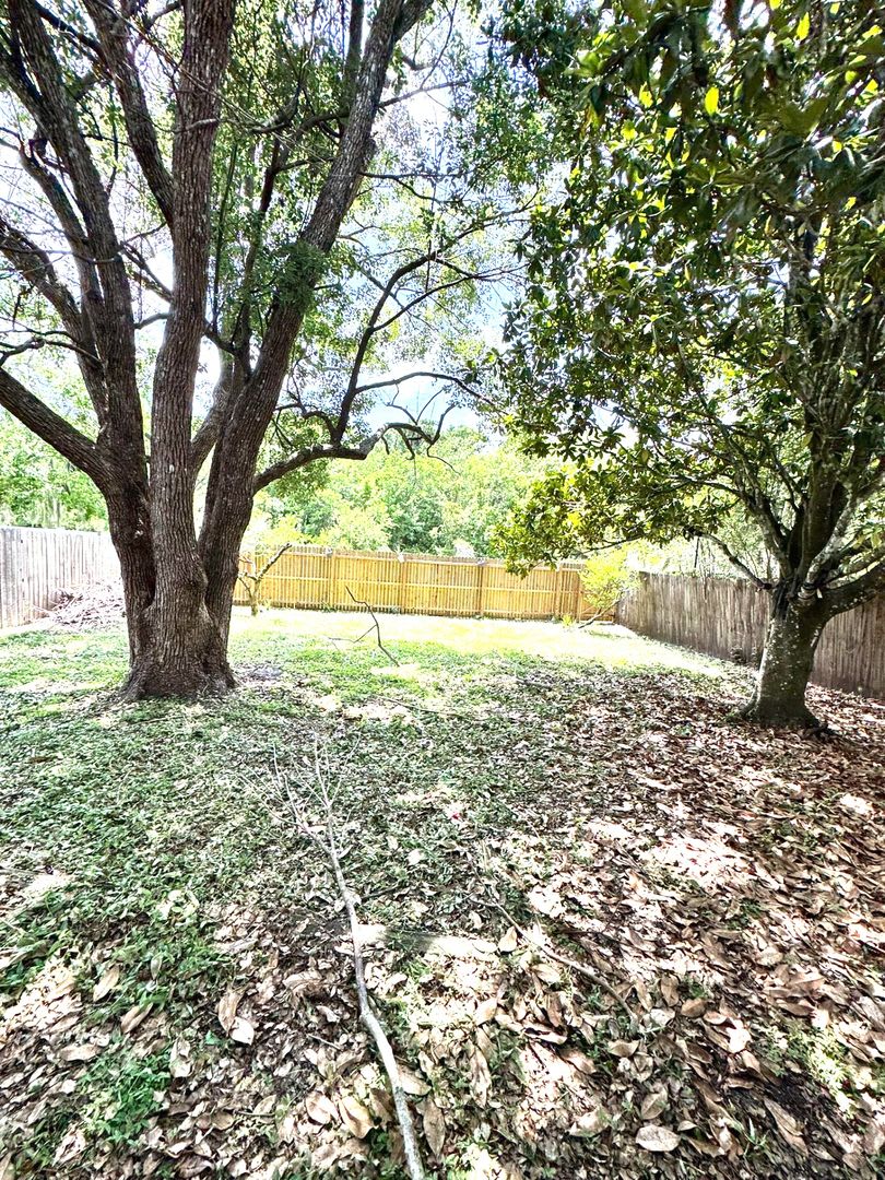 Spacious 3BR Home with 2-Car Garage Near Medical City & Waterford Lakes – photo 3