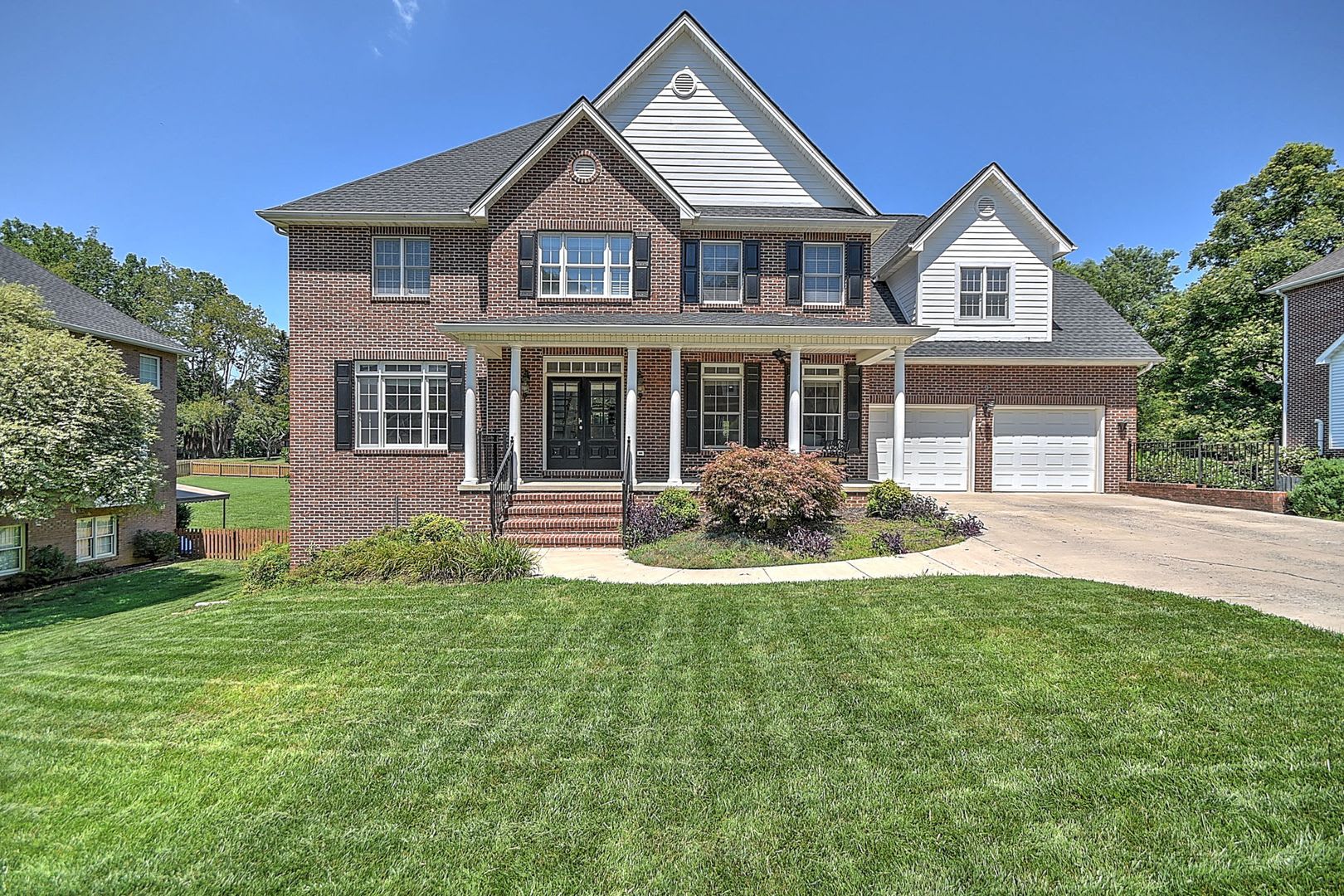 Spacious 5-Bedroom, 5-Bath Home for Rent in Shadowwood – photo 1