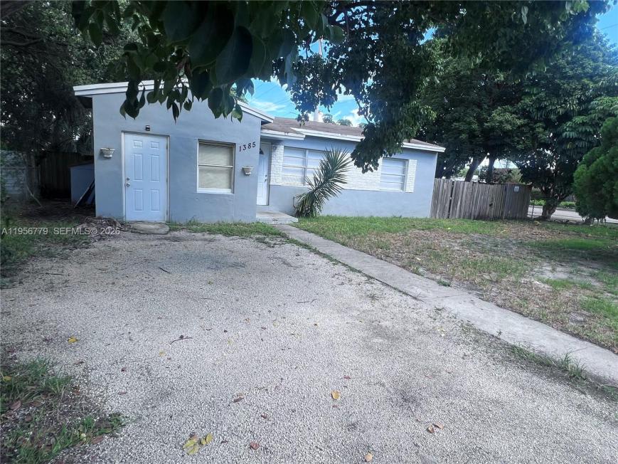 1385 NE 129th St – photo 1