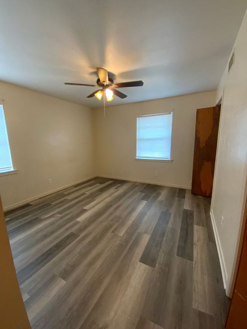 Available for immediate move in! Quaint home with vinyl plank flooring! – photo 5