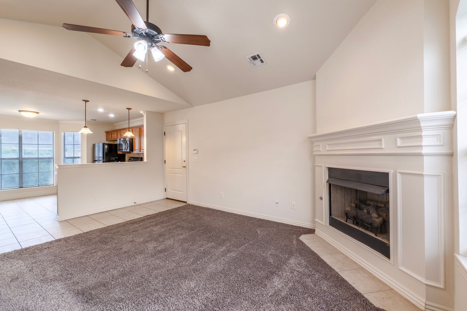 3 bed, 2 bath Condo: MOVE IN SPECIAL!! – photo 1