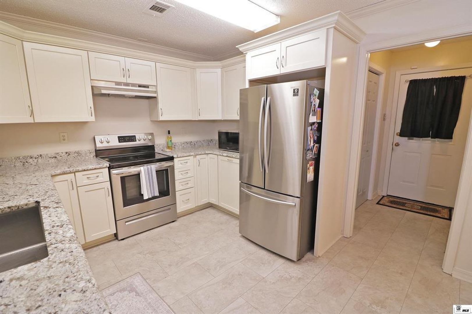 Great Townhouse in a Convenient Location! – photo 4