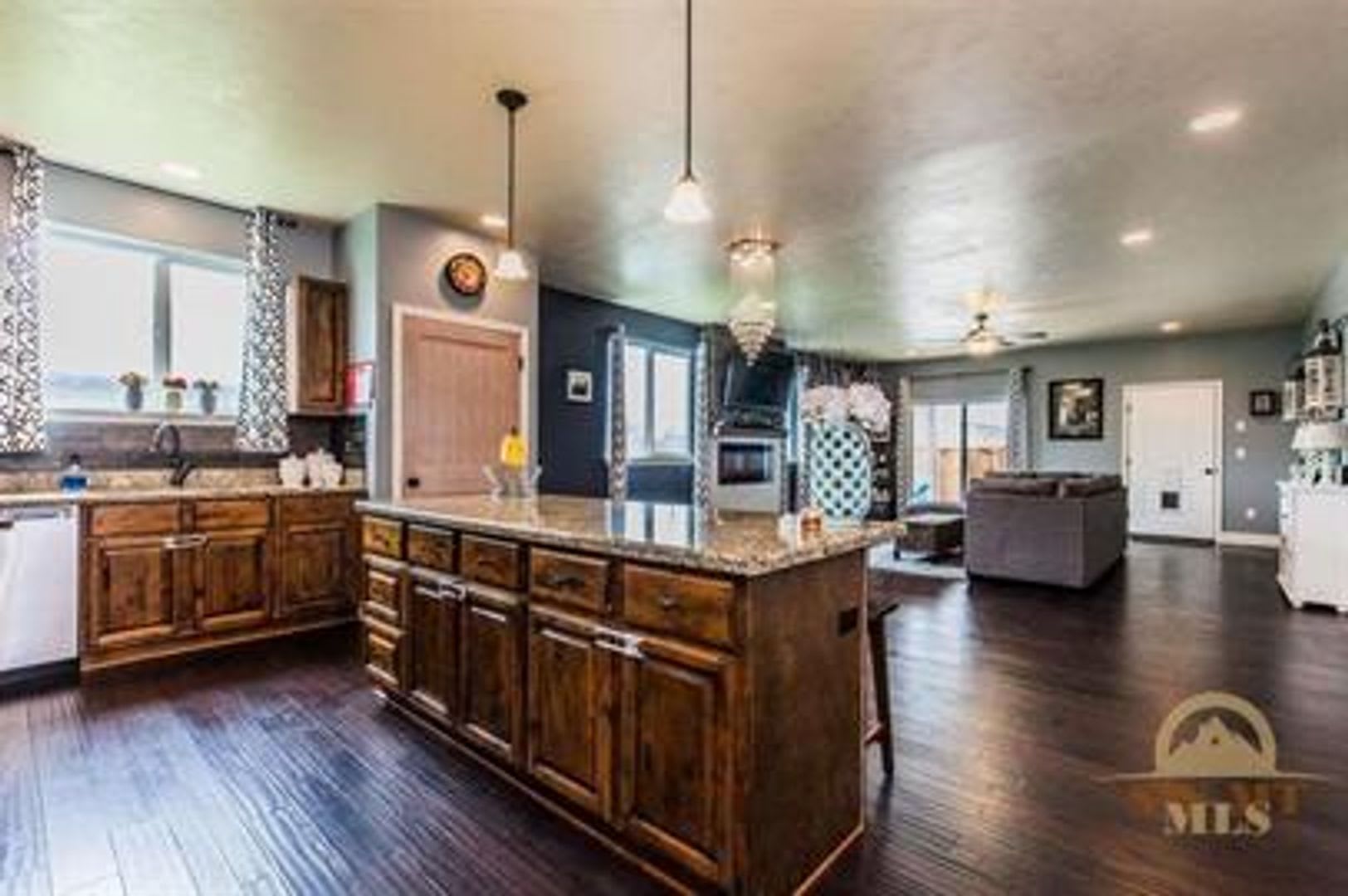 Beautiful 3 bedroom 2 bath home in Manhattan – photo 3