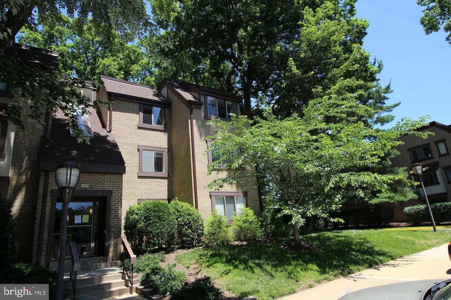 1646 PARKCREST Circle – photo 2