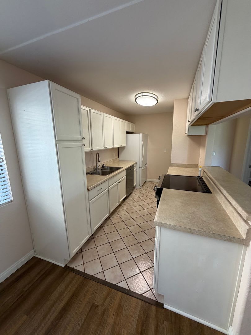 2Br 1Ba Lakeside Ground Floor Condo With 1 Car Detached Garage 1 Uncovered Parking Space Community Pool – photo 5
