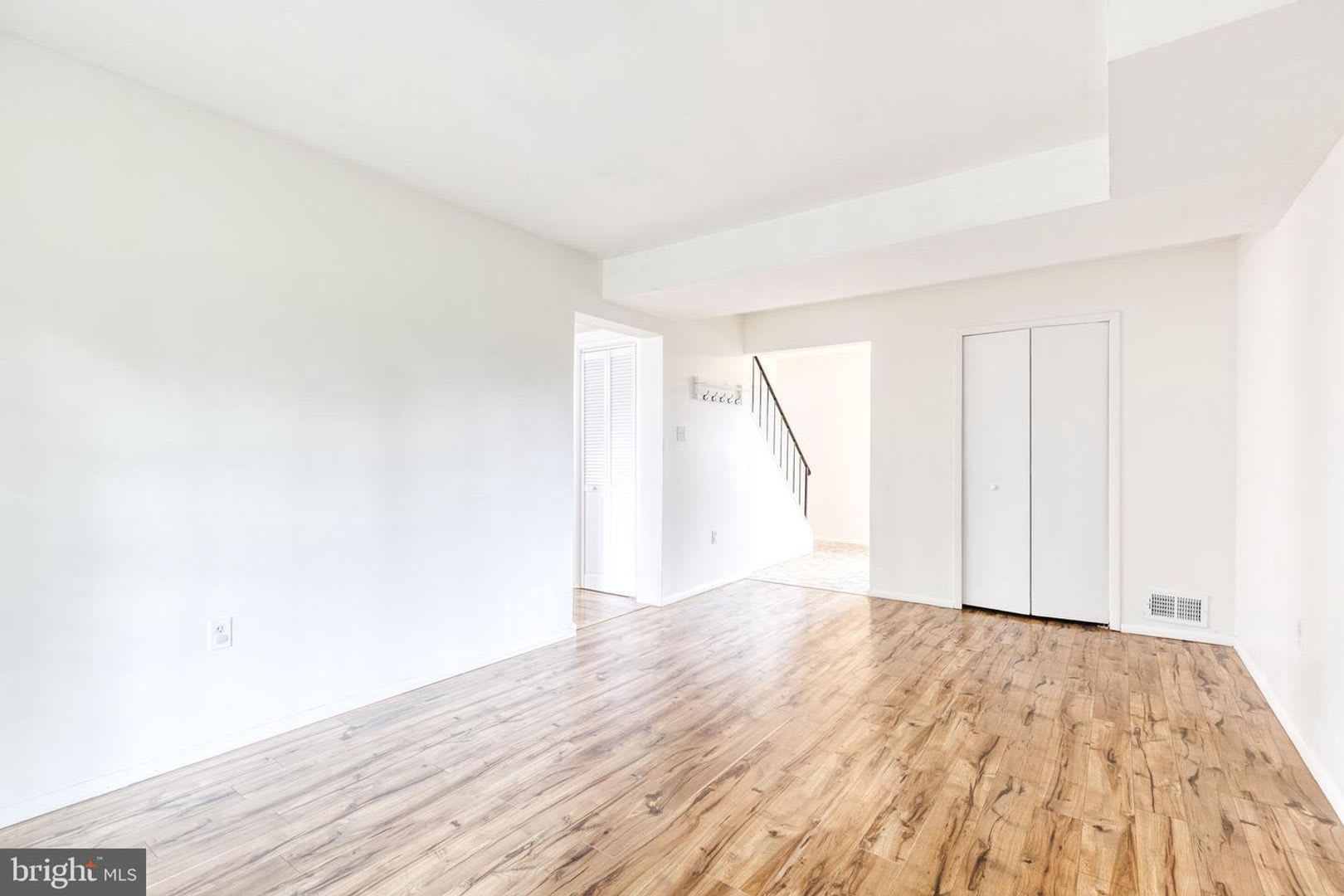 Welcome to this beautifully updated 5bd 2.5bth home! – photo 5