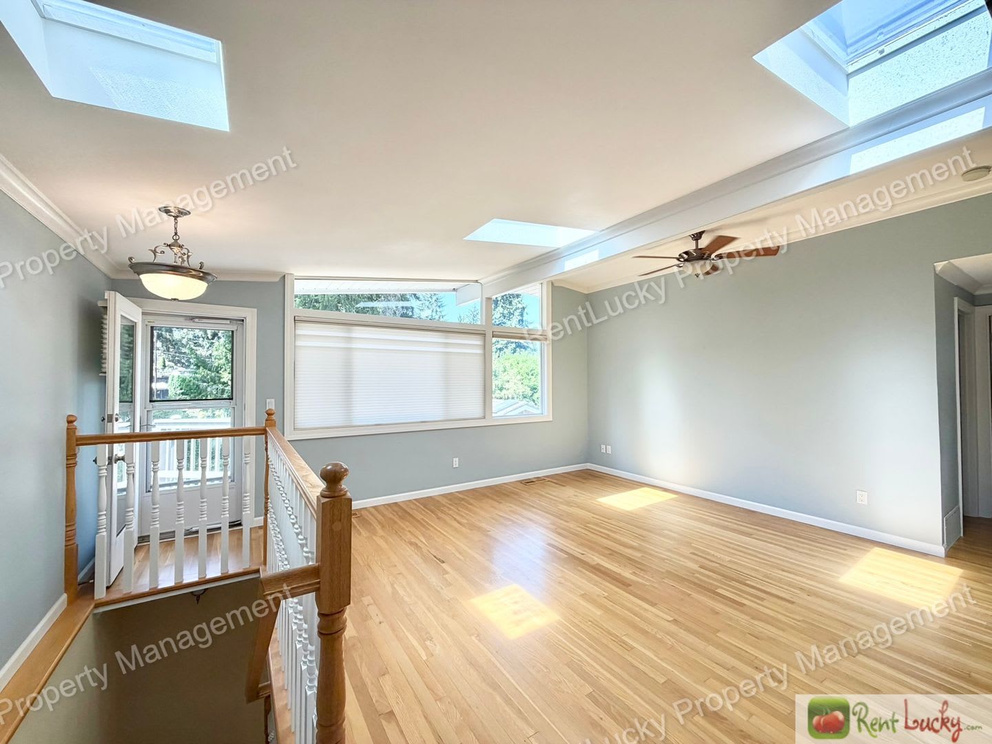 AMAZING 4 Bedroom Home in Bellevue! Fantastic Balcony and Large Family Room! – photo 5