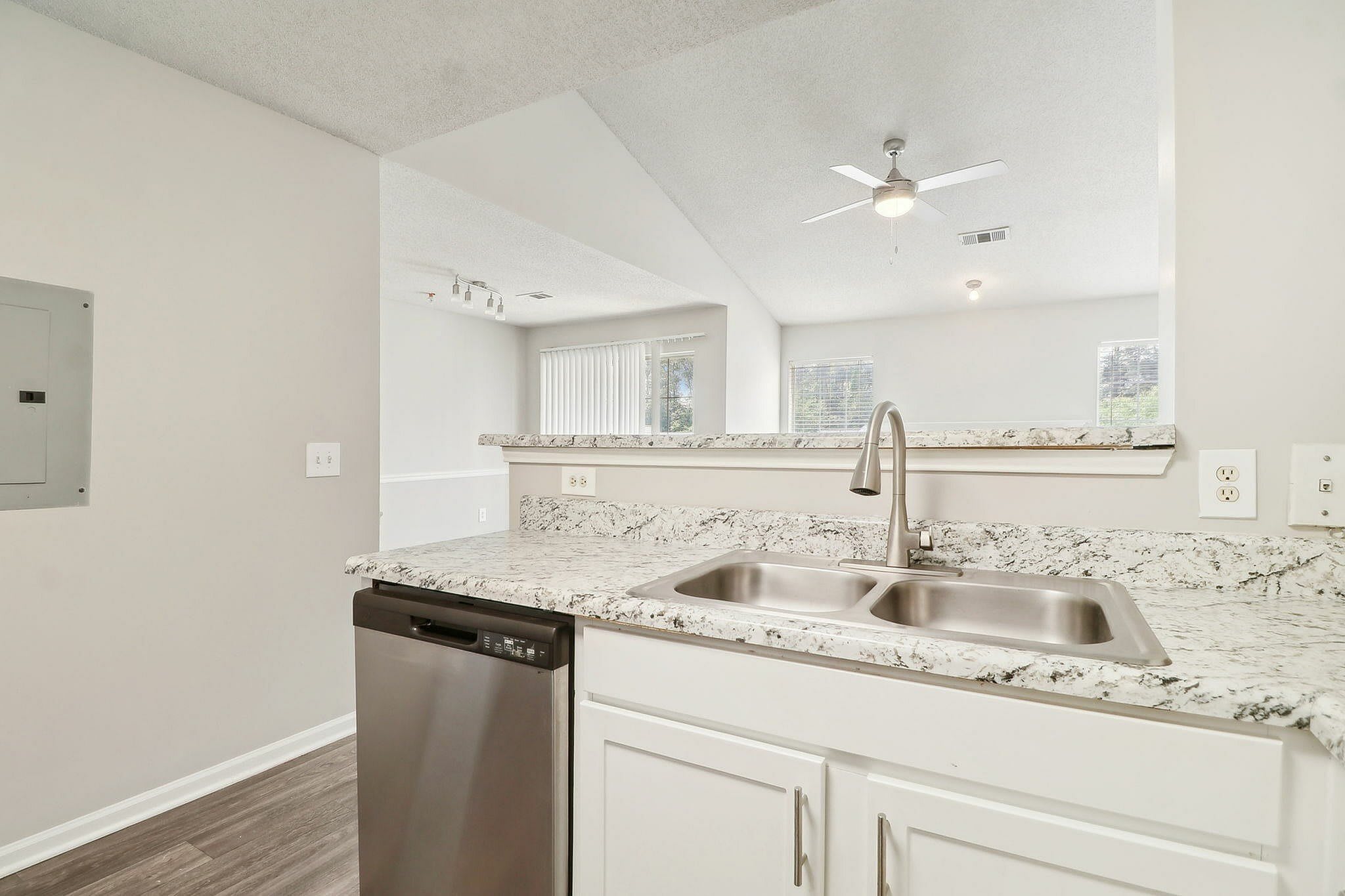 Varia at Oakcrest – photo 5
