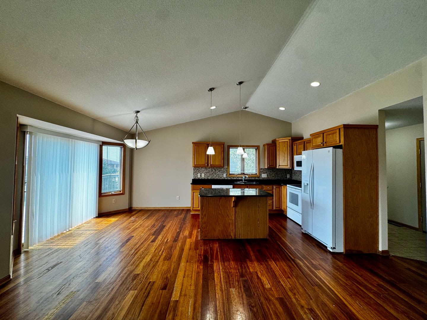 A Home You Ll Be Proud To Call Your Own Nw Desirable Badger Hill Neighborhood 4Bedroom 3Bathroom 3Car Attached Garage – photo 3