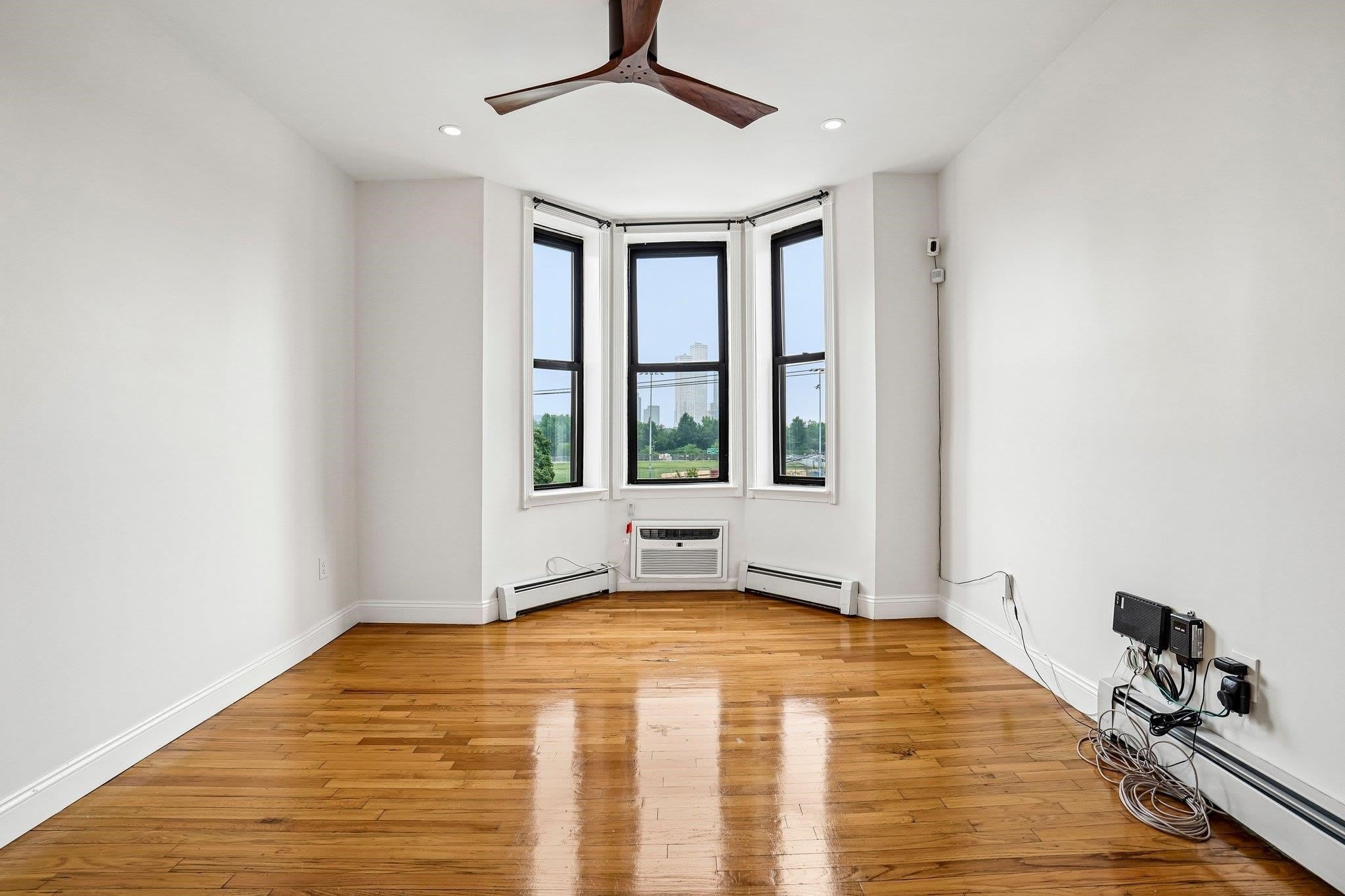 82 MANHATTAN AVE – photo 4
