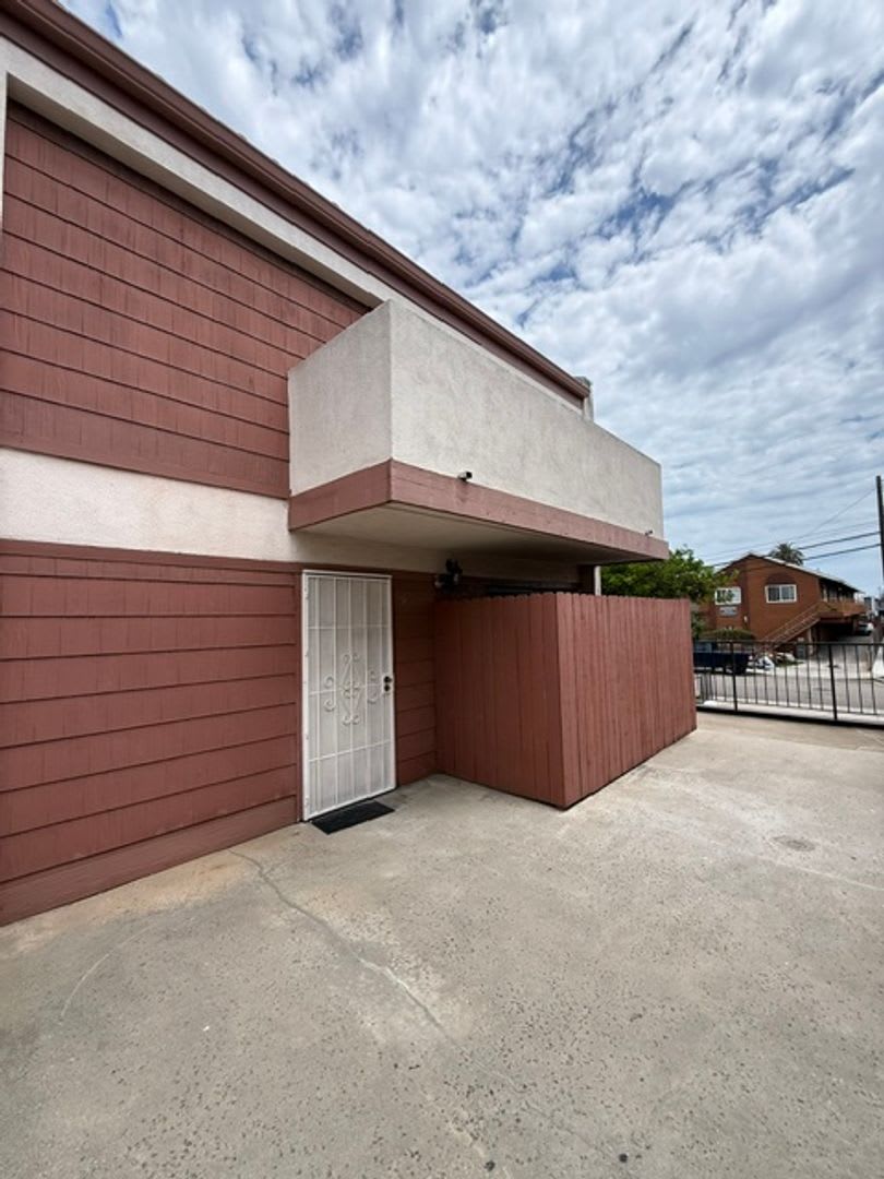 2 Bed, 1.5 Bath Townhouse- 1835 W. 145th St. – photo 1