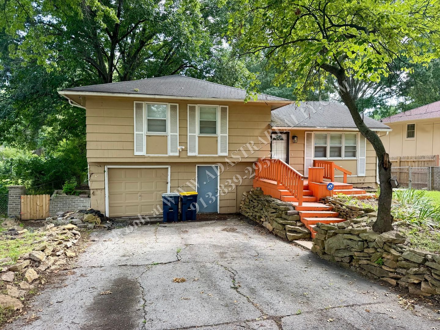Beautiful 3 Bed Home in KCMO-Available NOW!! – photo 1