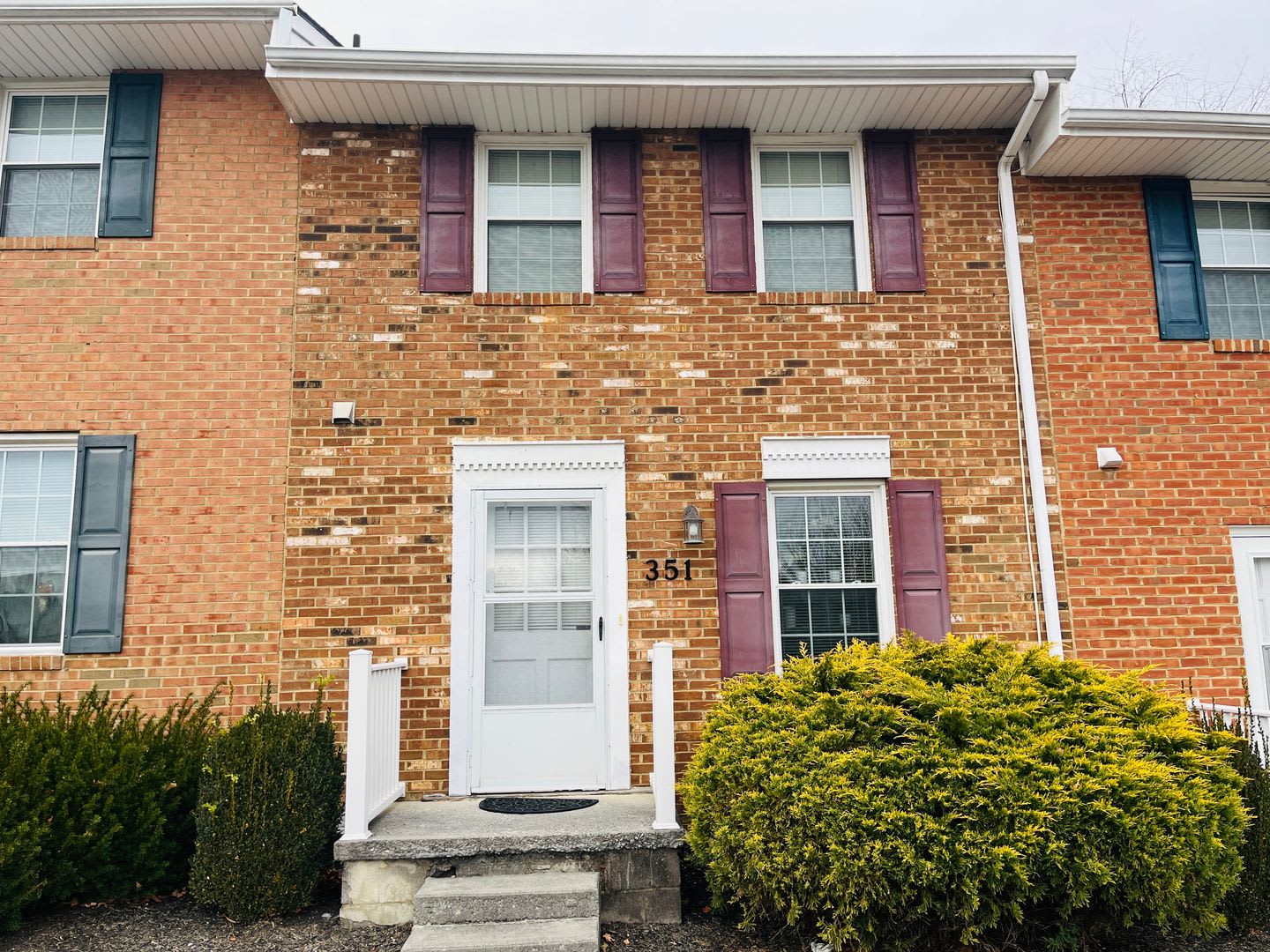 2 Bedroom, 1.5 Bath Townhouse – photo 1