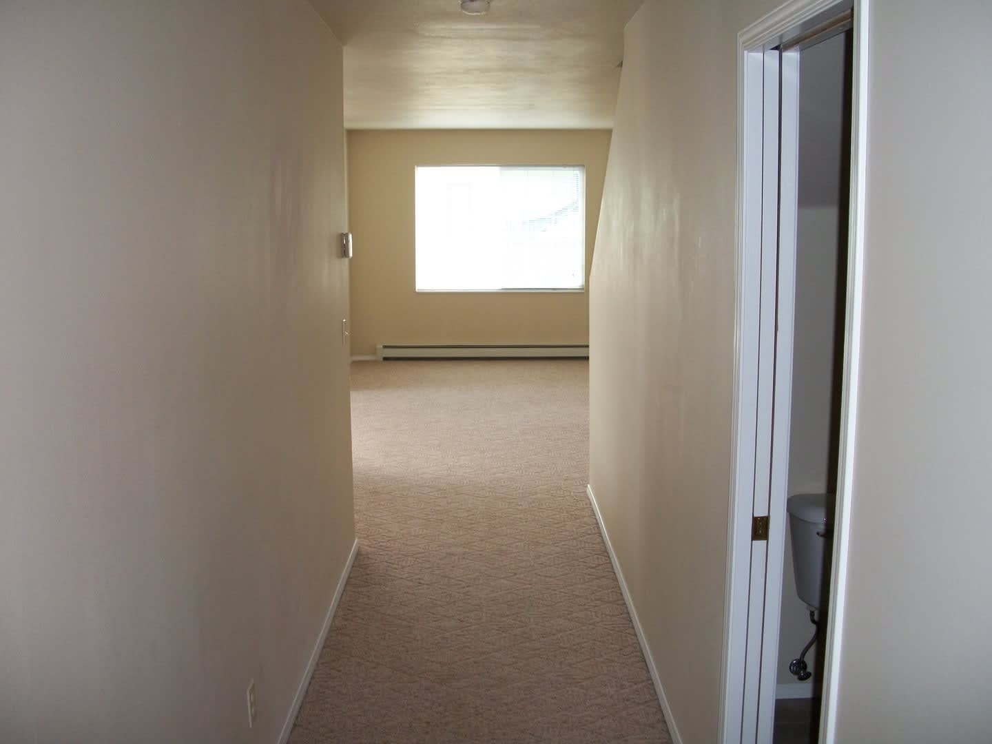 2 Bedroom, 1 1/2 Bathroom Townhouse-Walking distance to MSU Campus – photo 4