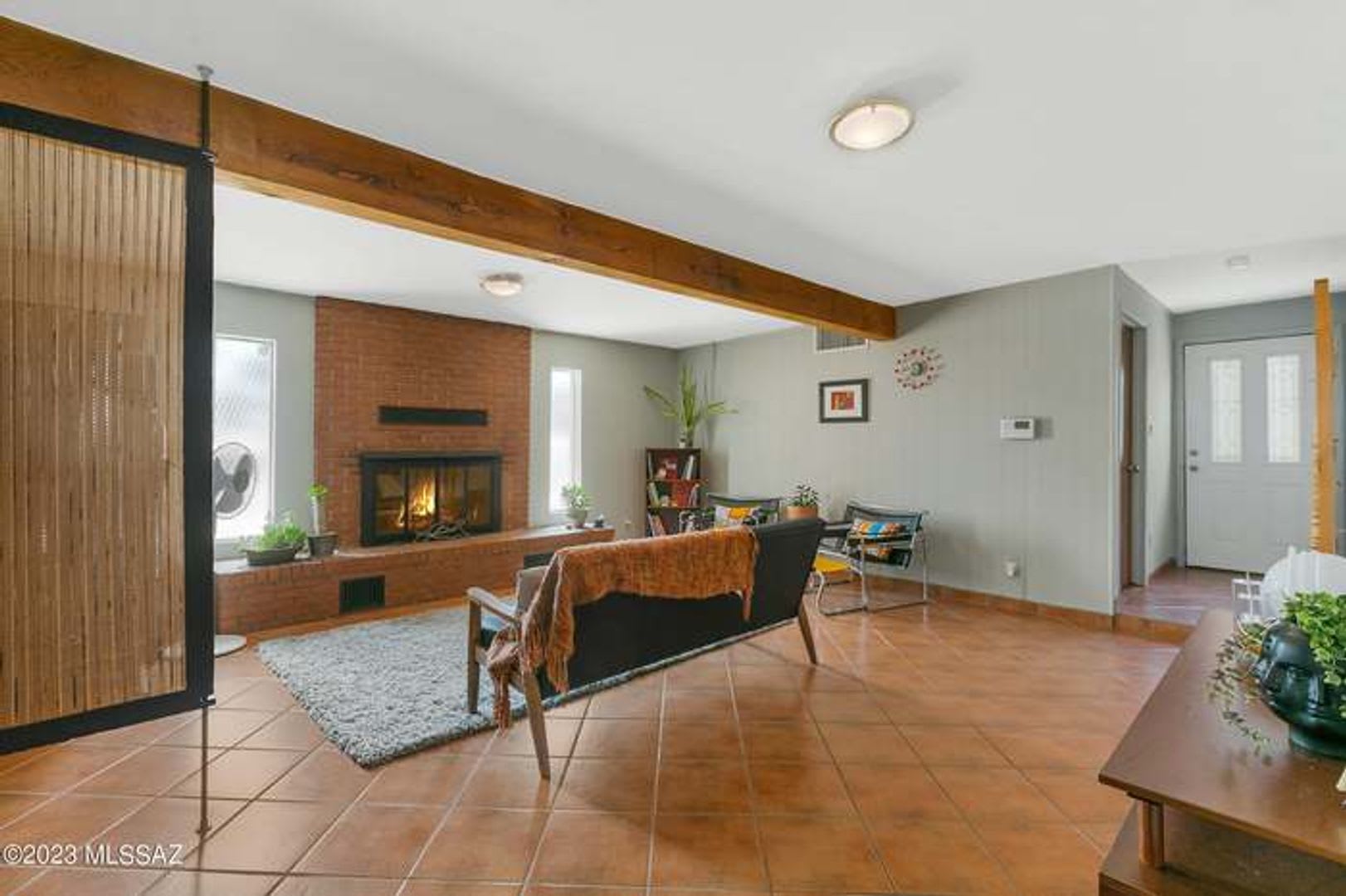 East- 3 bedroom/ 2 bathroom home with sparkling pool! – photo 2