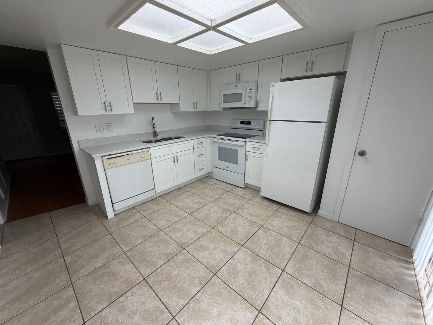Convenient 2 Bedroom Townhome Near UCF & Full Sail – Available Now! – photo 4