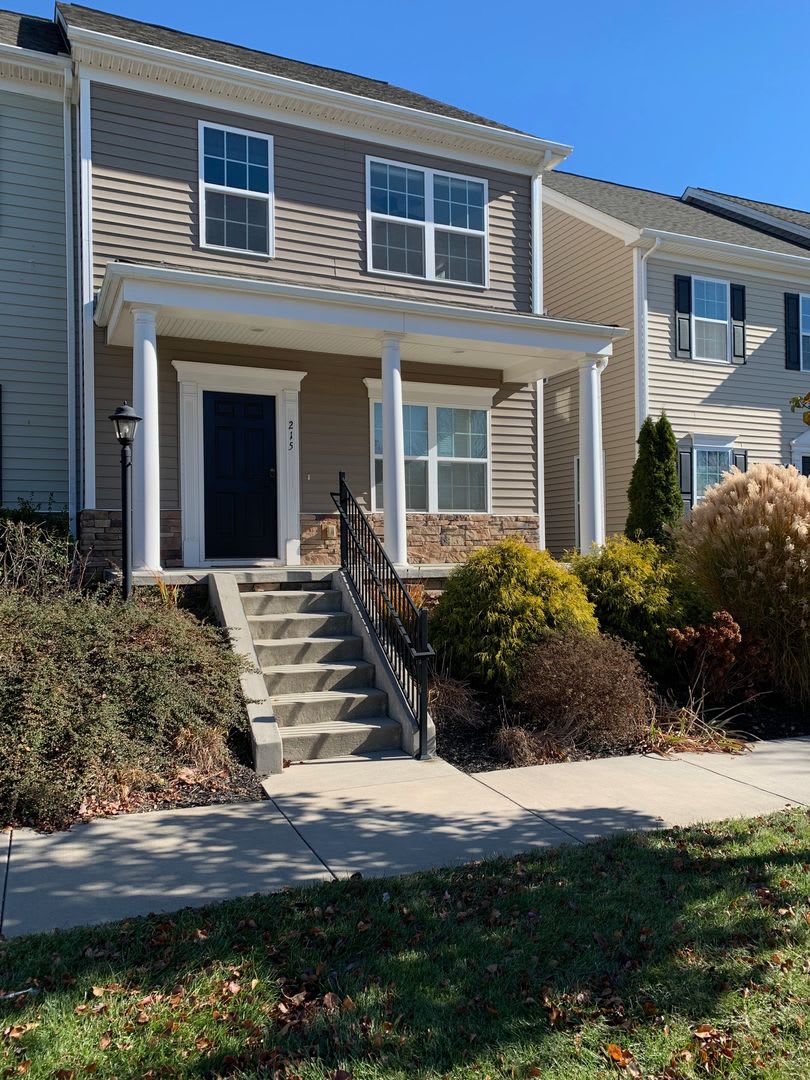 3 Bedroom 2.5 Bath Townhouse 1 Car Garage – photo 3