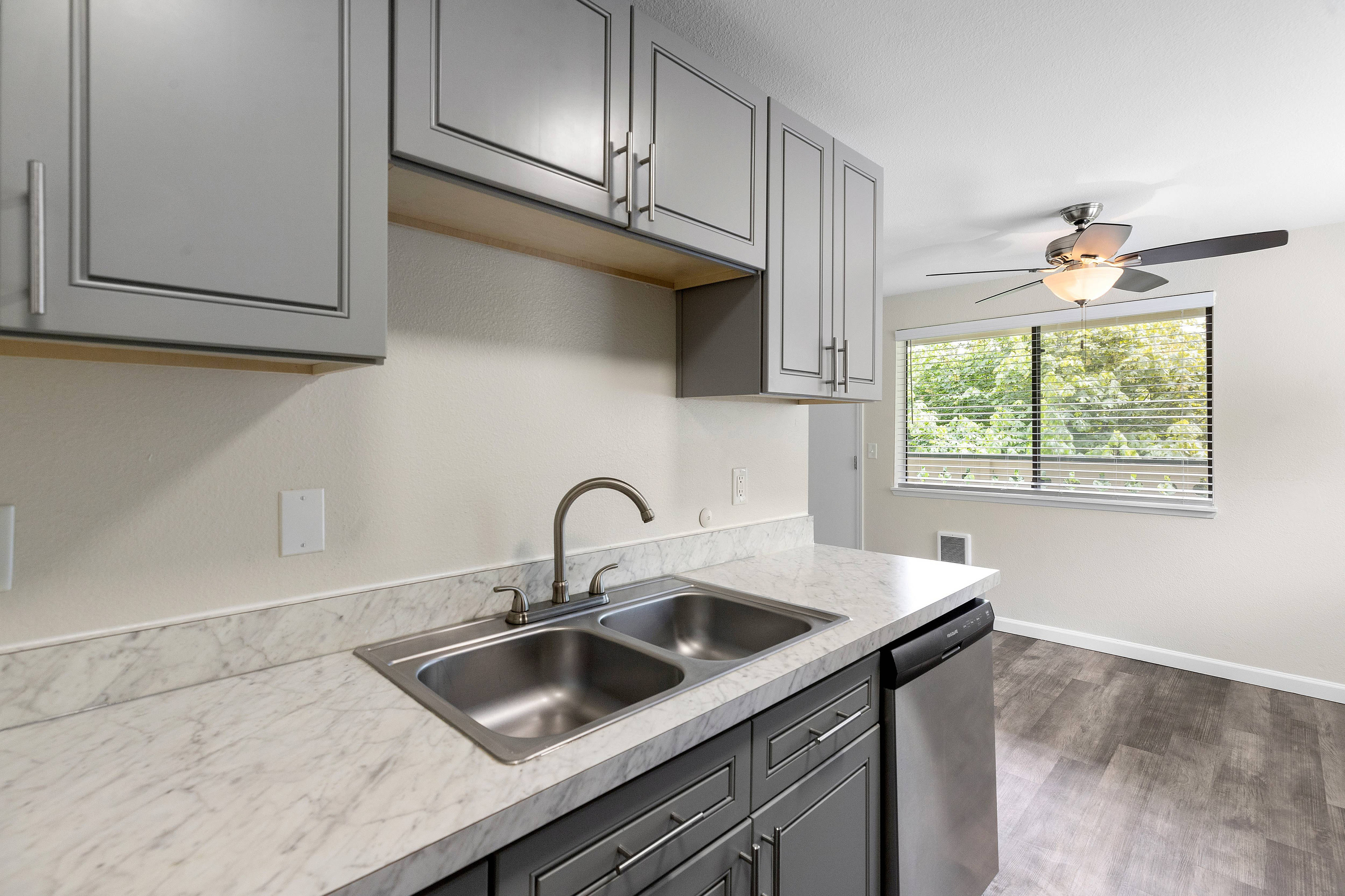 Swiss Gables Apartments – photo 2