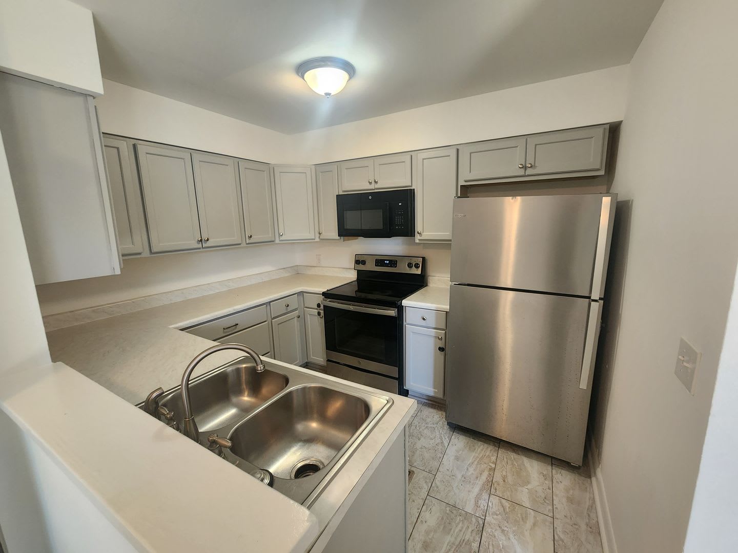 2 Bedroom Condo Near Hickory Grove – photo 4
