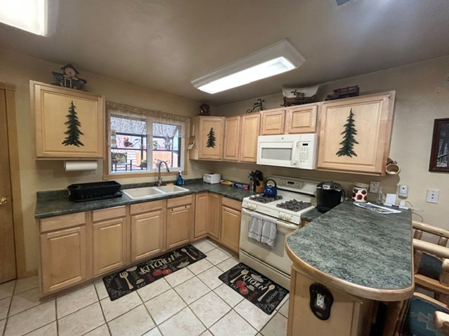 Furnished 2 Bedroom With Fenced Yard – photo 5