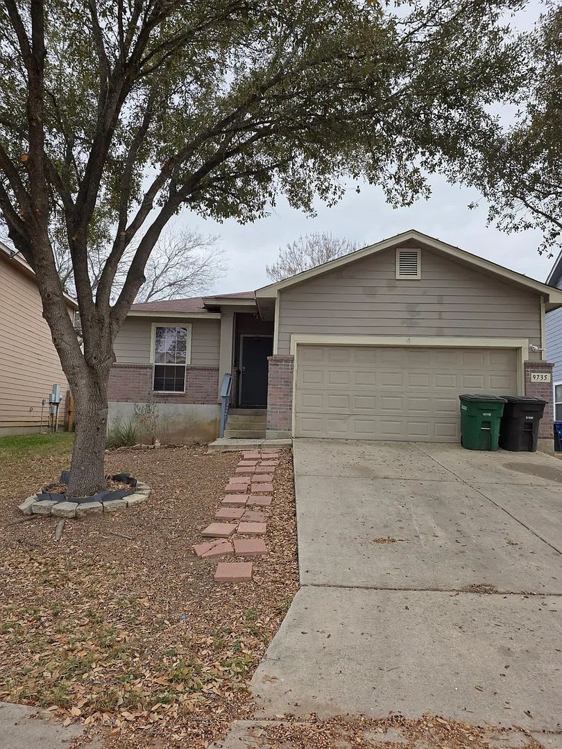 Room in 3 Bedroom Home in San Antonio – photo 1
