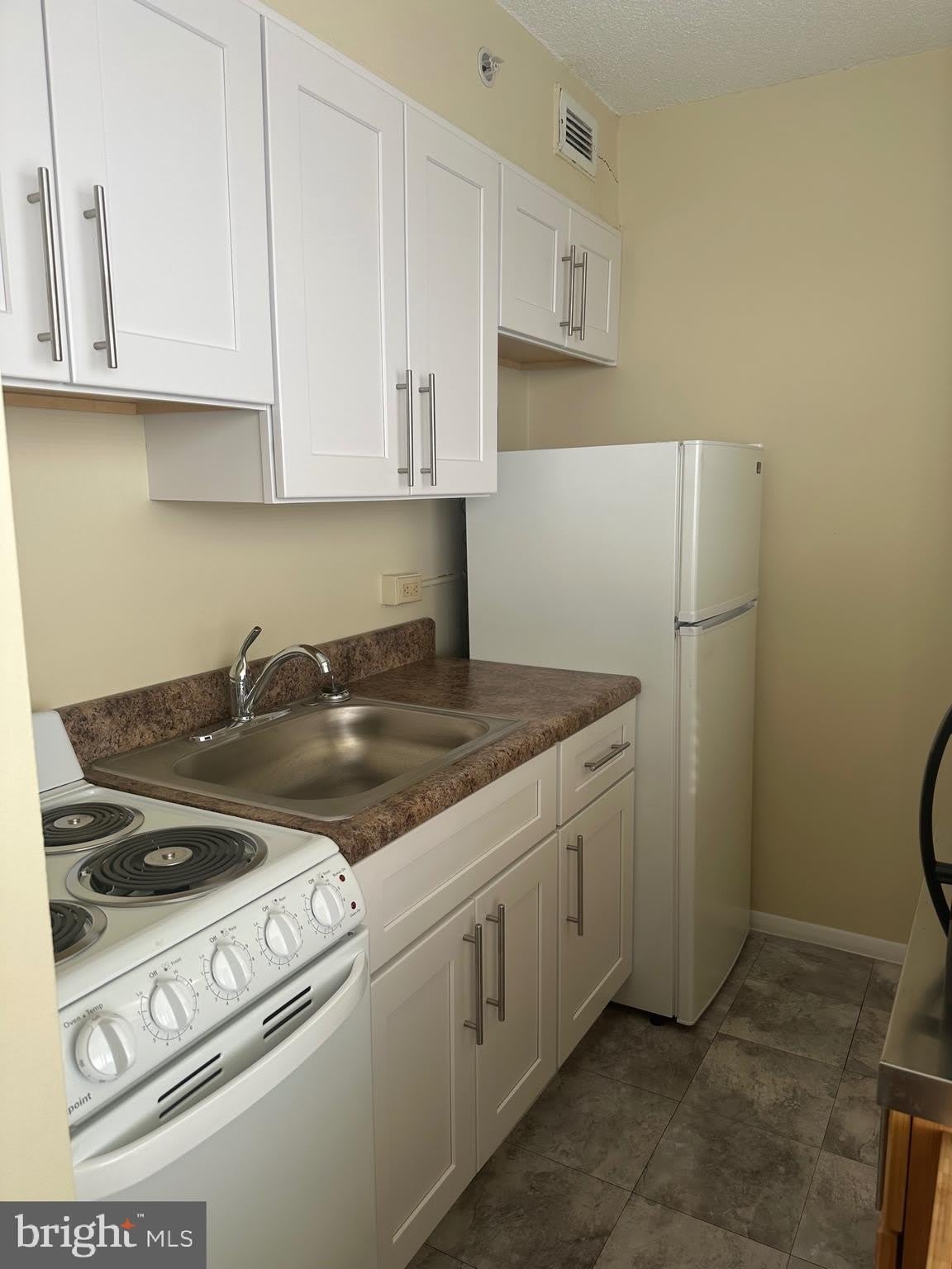 3939 ROLAND Avenue – photo 1