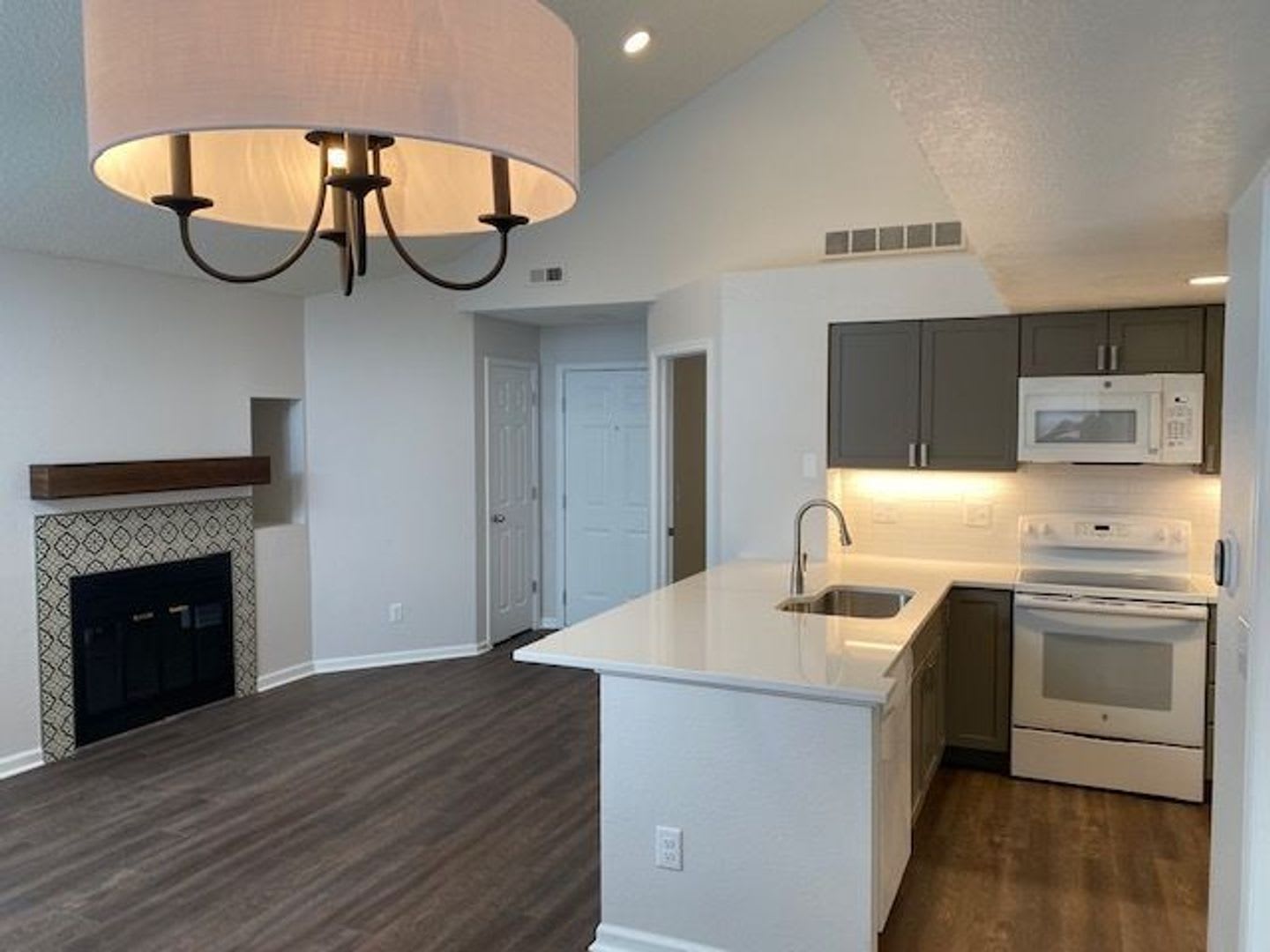 Bright Two Bedroom Condo At Powderhorn – photo 3