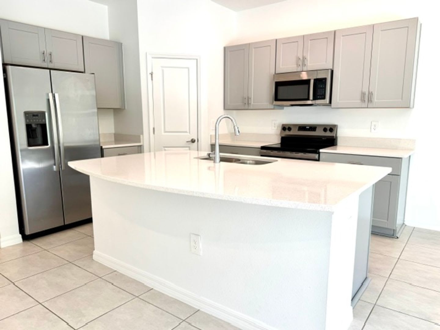 Modern 3 Bed / 2.5 Bath Townhome – Move-In Ready – photo 2