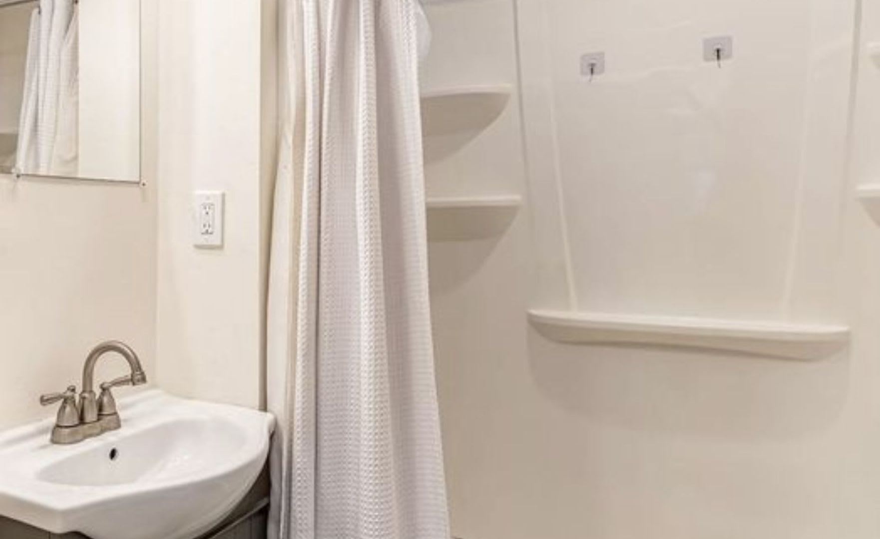 Cozy 2 Bedroom 1 Bathroom Bungalow With Prime Huntington Beach Location – photo 4