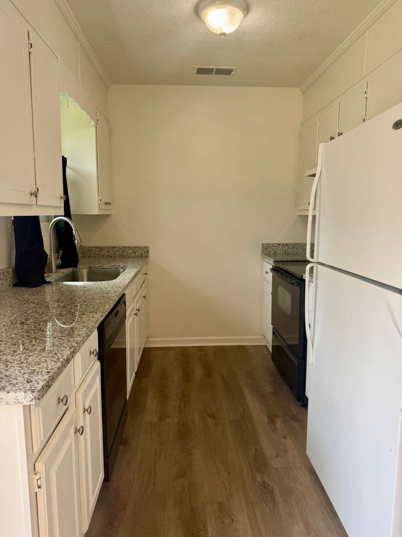 DEPOSIT SPECIAL!! 3 bedroom 2 bath LAWN CARE INCLUDED! – photo 5