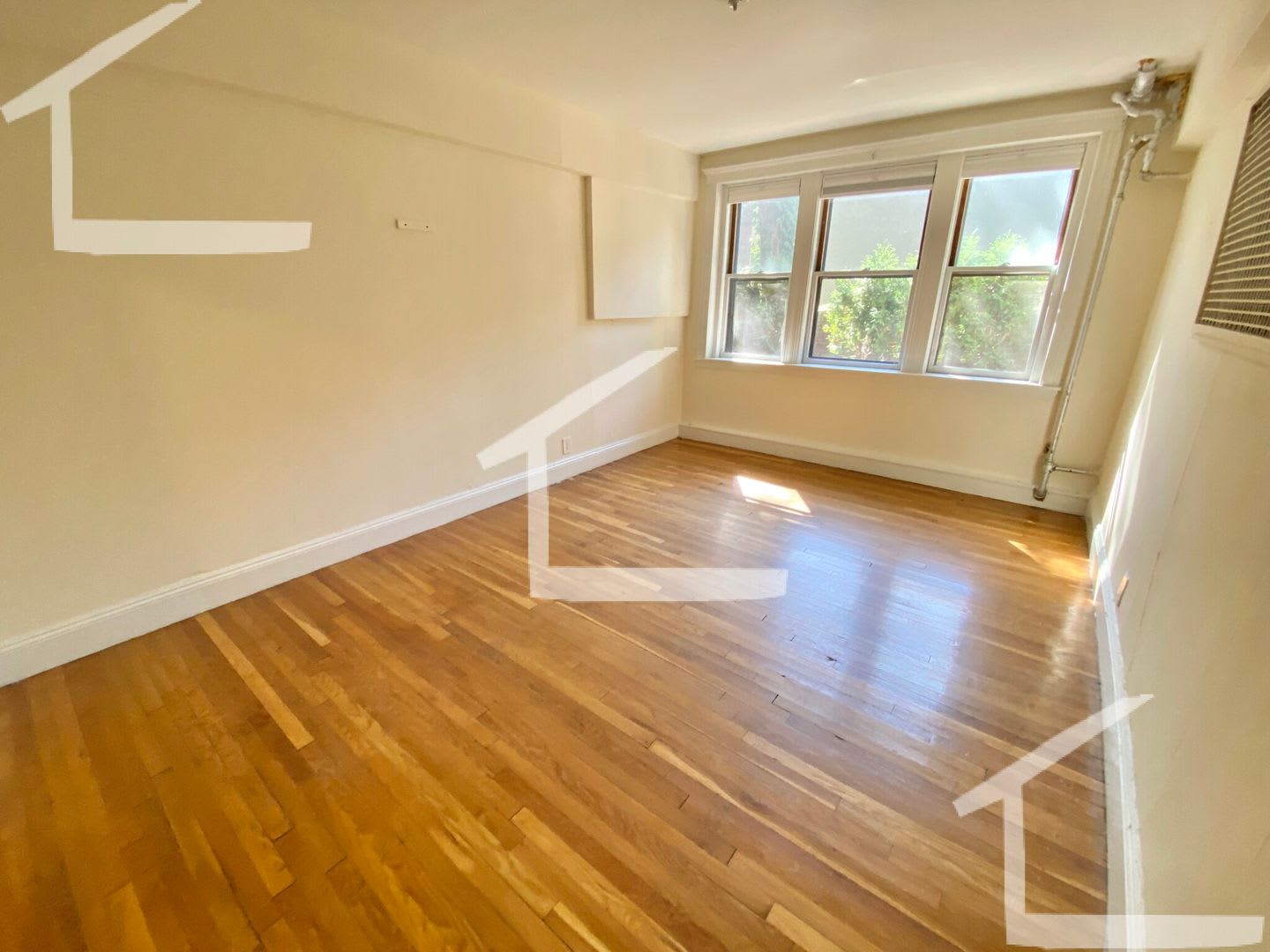 Charming 2 Bedroom-No Broker Fee – photo 4