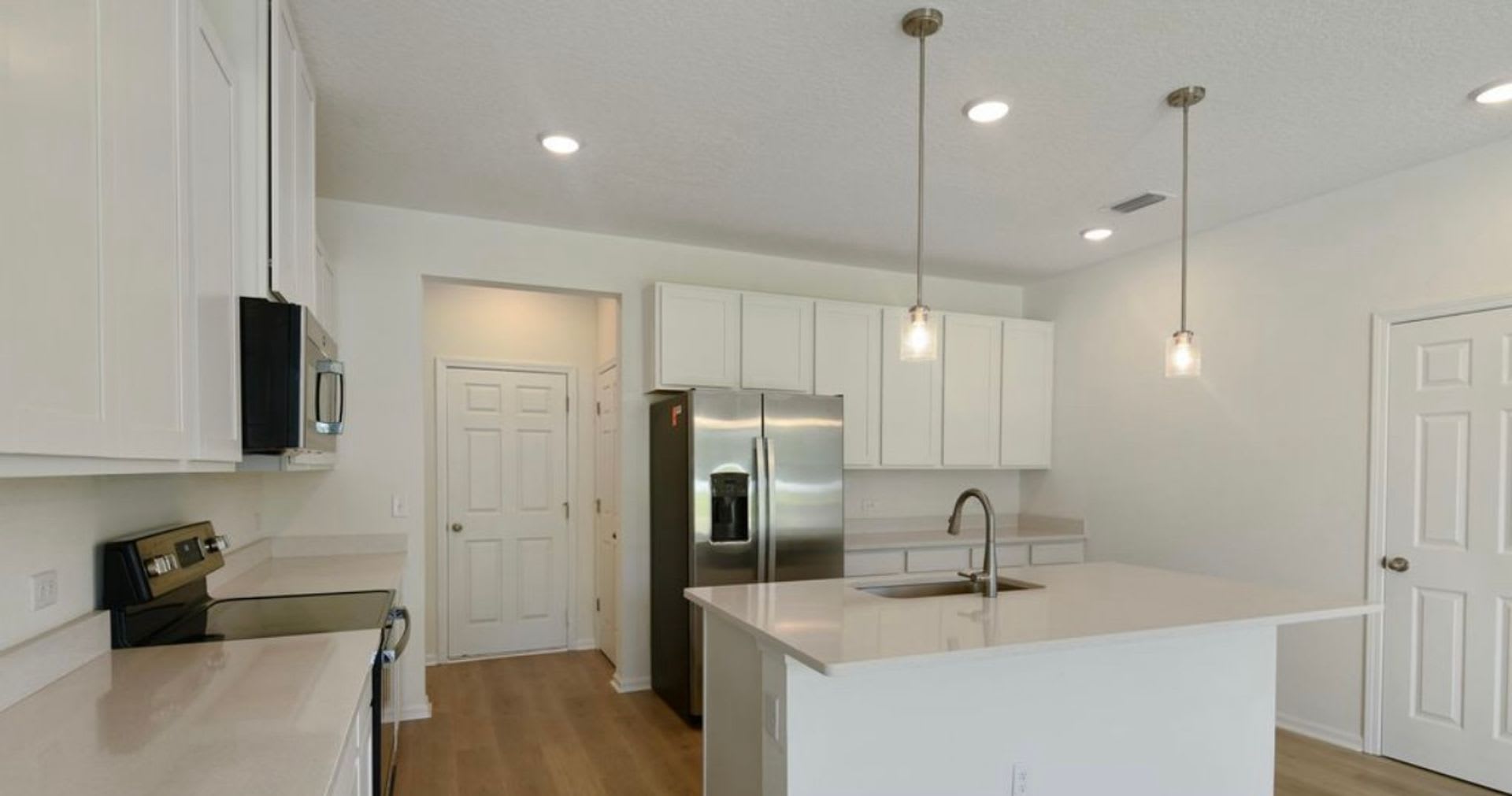 Modern 2-Story Home with Loft & Upgrades – photo 5