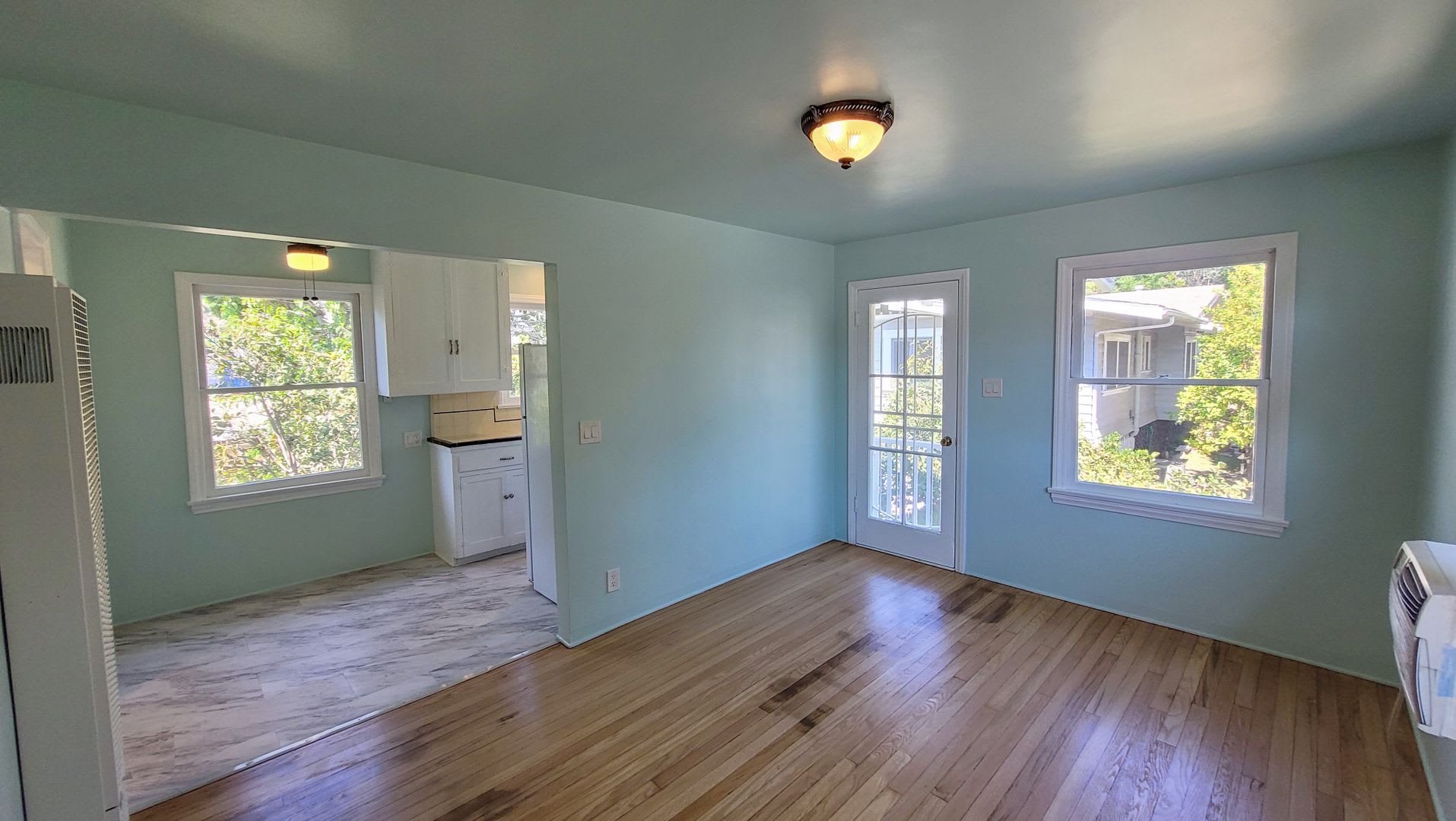 1 Bed 1 Bath Upstairs Back House Available Now! – photo 5
