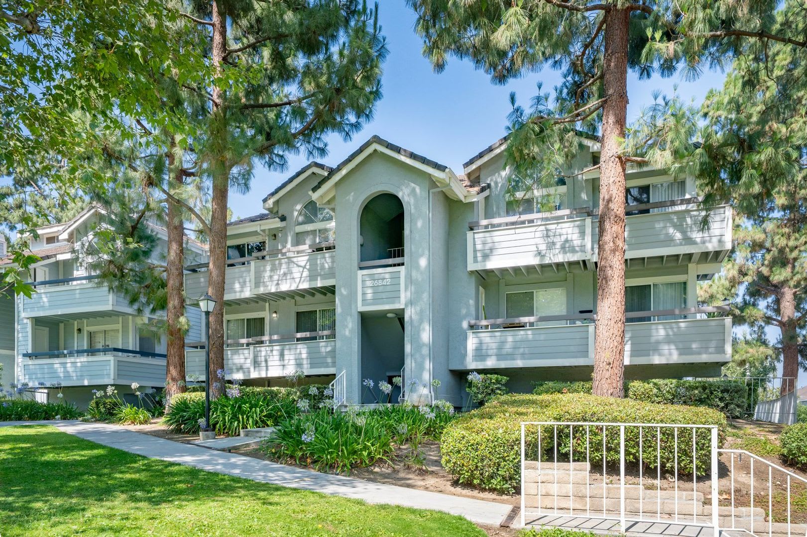 Great Location overlooking park and pool – photo 1