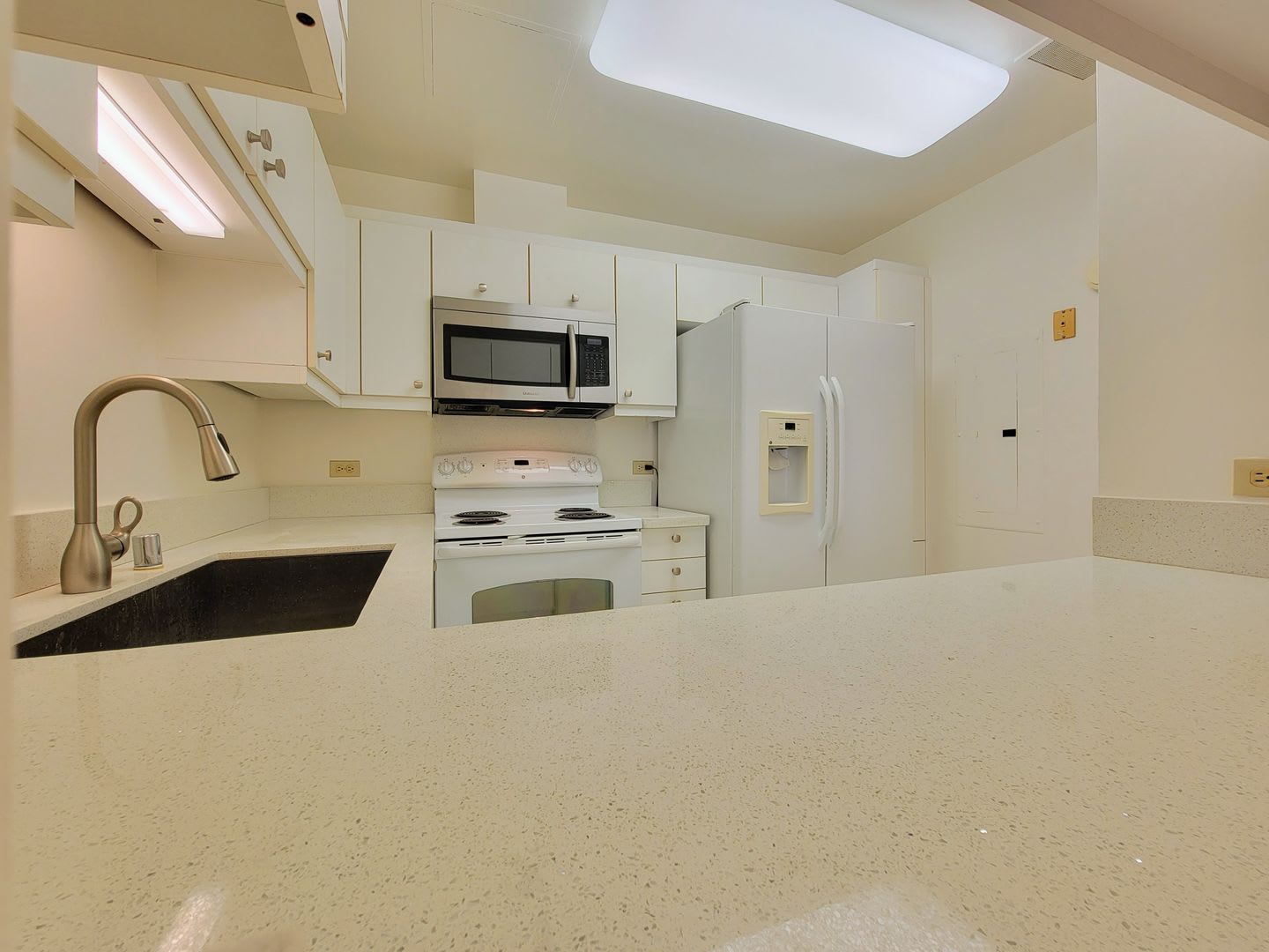 Enjoy Spectacular Ocean Mountain And City Views From This Bright 2 Bedroom 2 Bath High Floor Condo Known As The Imperial Plaza In Kakaako – photo 3