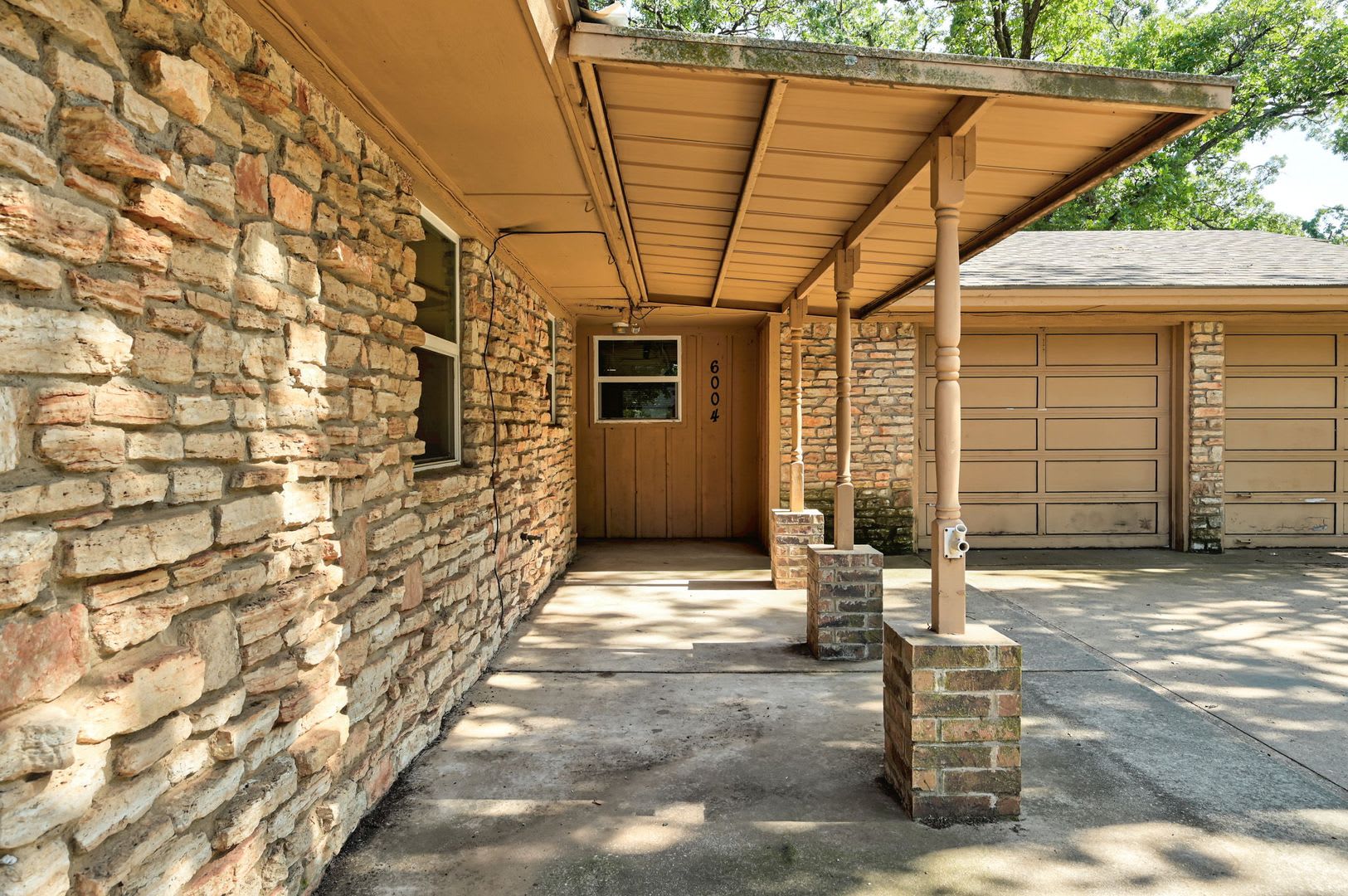 Charming 3 Bed 1 5 Bath Home With 2 Car Garage Near Nw 23Rd Macarthur – photo 4