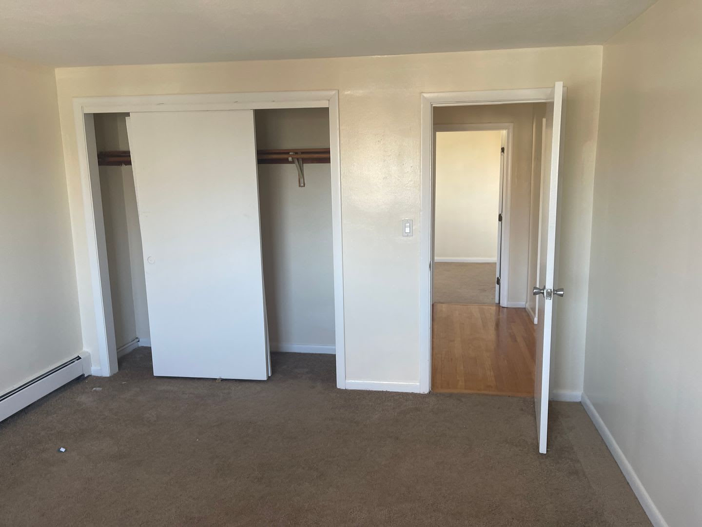 No Fee Massive 2 bed with New floors, kitchen and paint, AC VERY SUNNY!! PARKING INCLUDED – photo 4