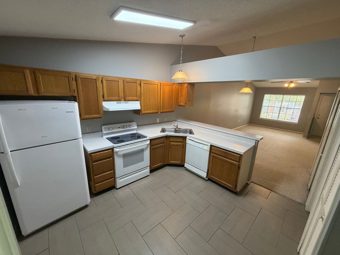Convenient 2/2 Orlando Condo – Water & Garbage Included! – photo 5