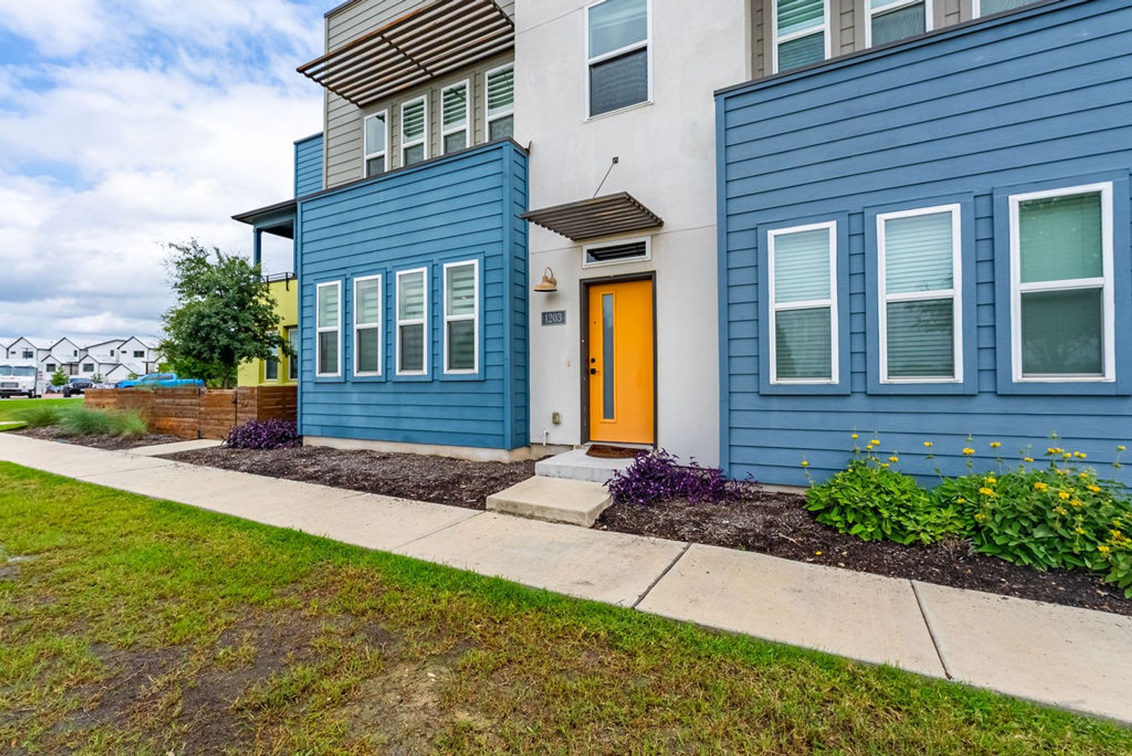 **Modern Comfort Meets Effortless Style in This Beautiful Southeast Austin Retreat** – photo 3