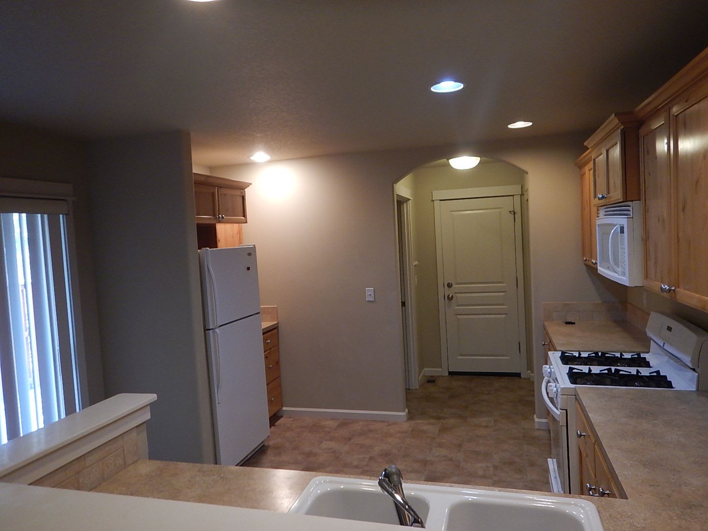 2 Story Home In Ochoco Pointe Subdivision Front Lawn Maintenance Provided By Hoa Available Late September – photo 3