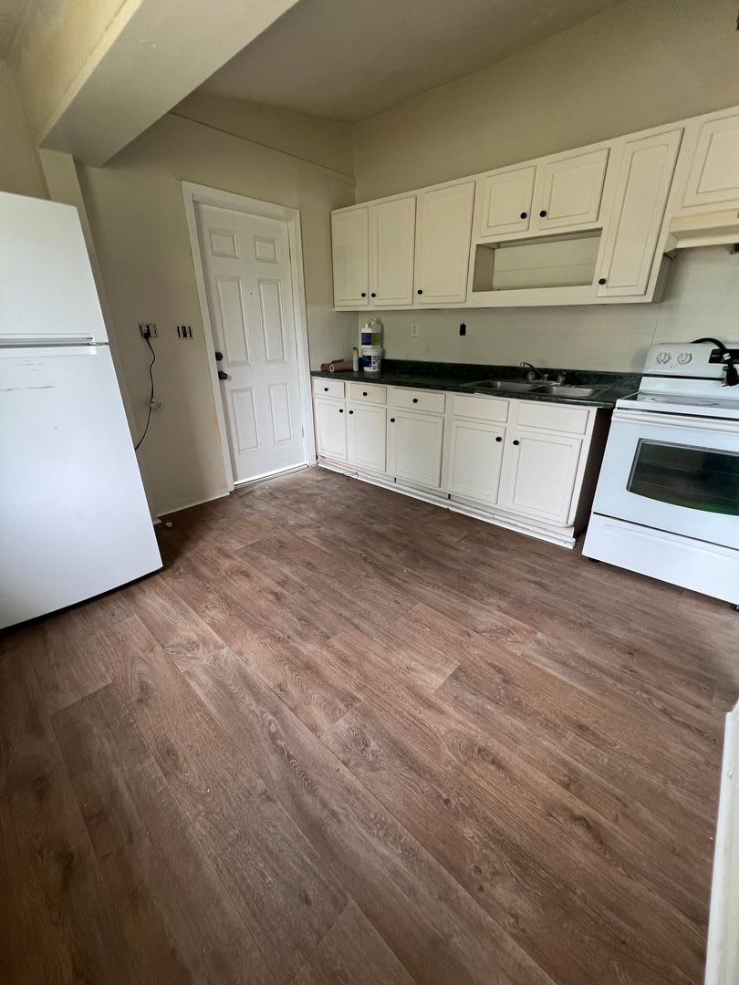 906 Kings Rd. – photo 5