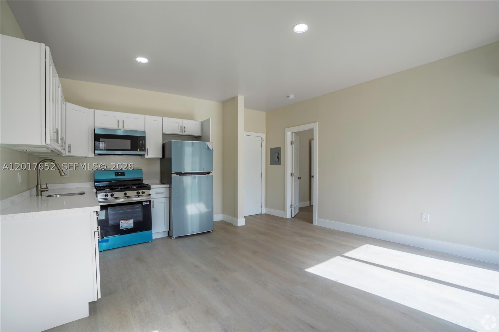 433 SW 6th St – photo 4